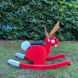 Lapin à bascule par Björn Dahlström pour Playsam