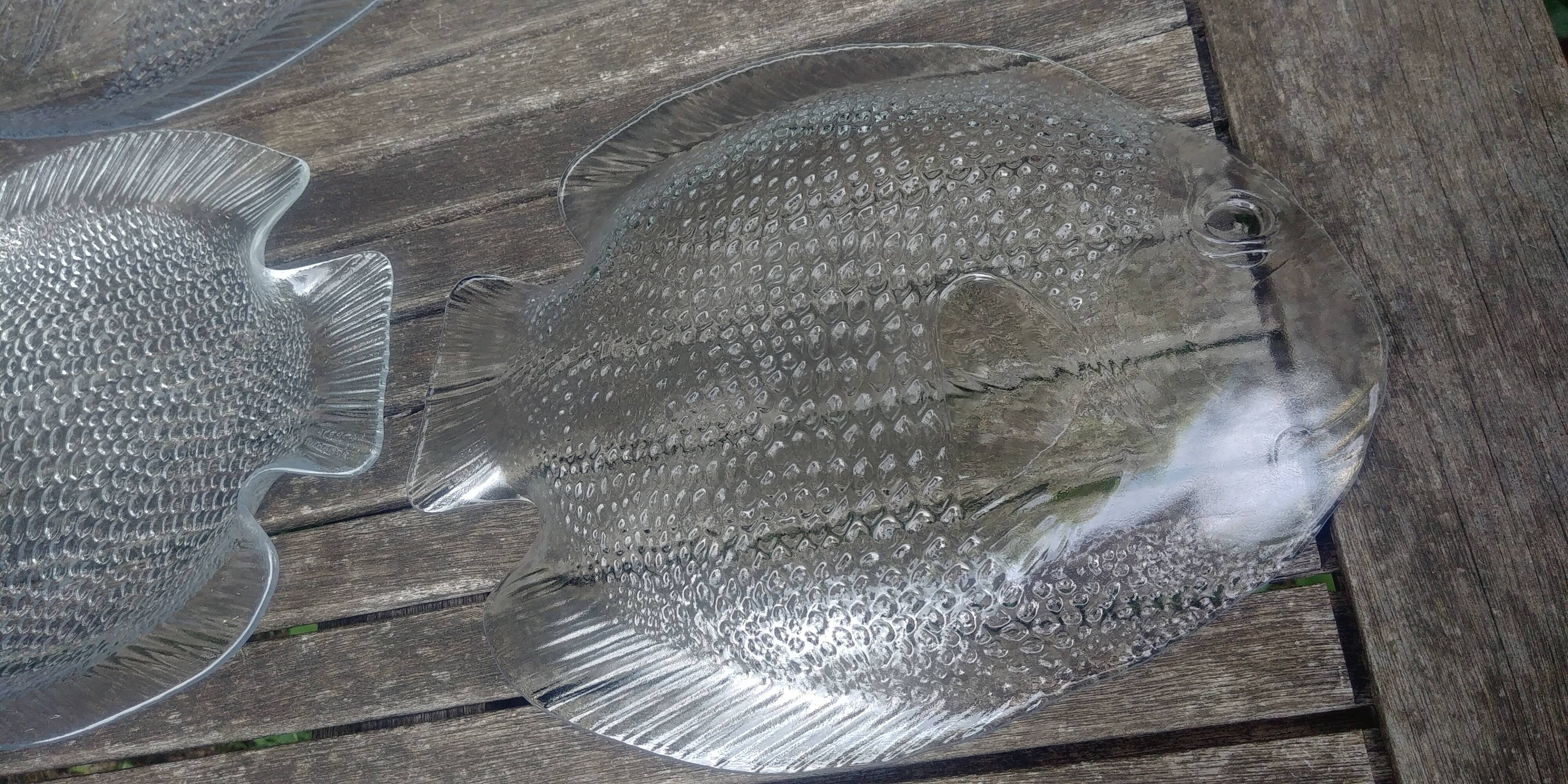 Set of twelve Arcoroc transparent glass fish-shaped dinner plates - vintage.