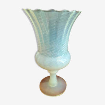 Vase ancien vintage opaline bleu clair blanc suivant éclairage