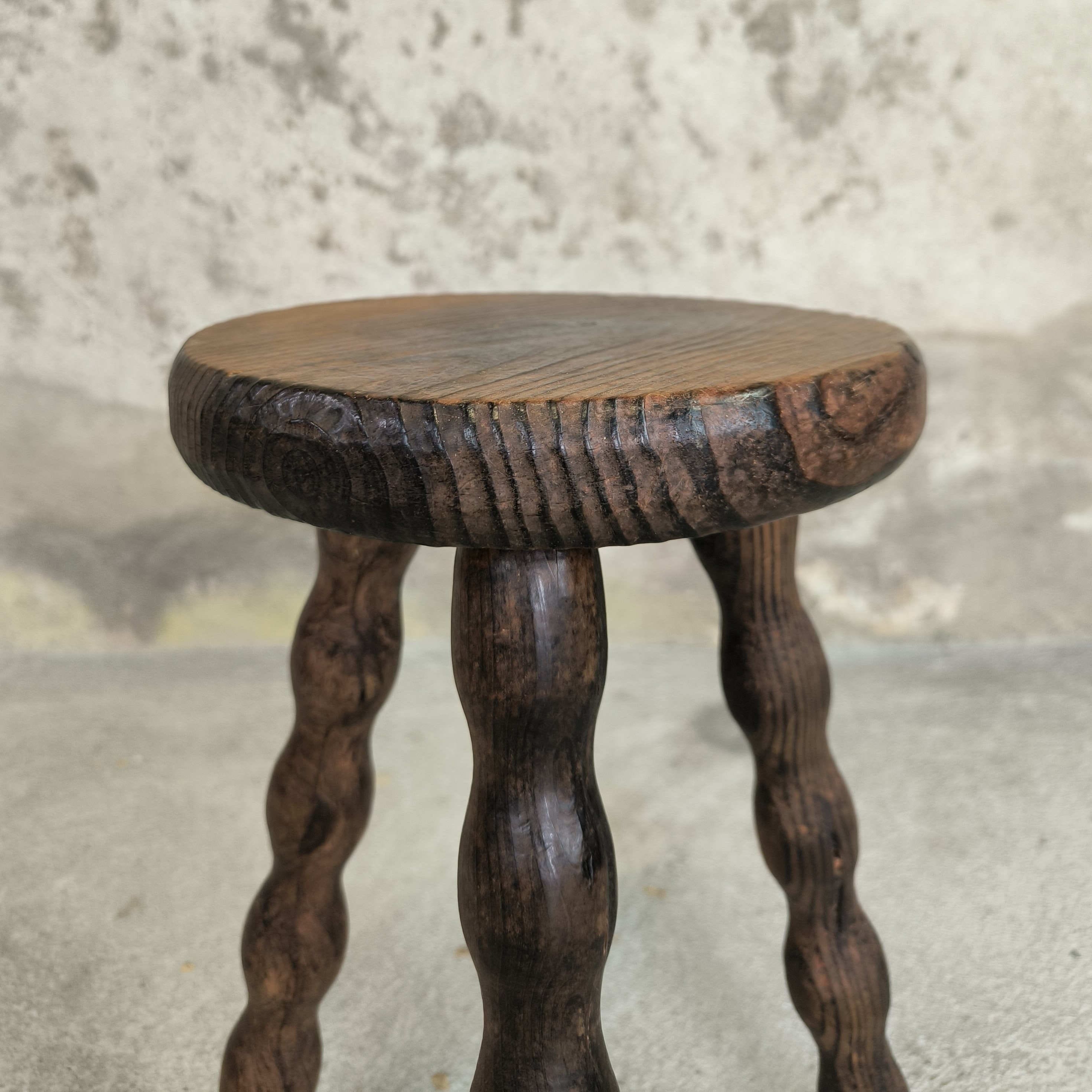 Tabouret vintage tripode pieds perlés