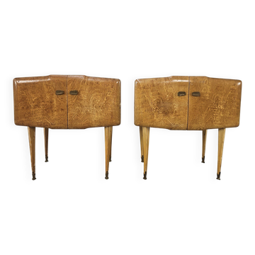 Paire de tables de nuit en érable des années 1950 avec des dessus en miroir.
