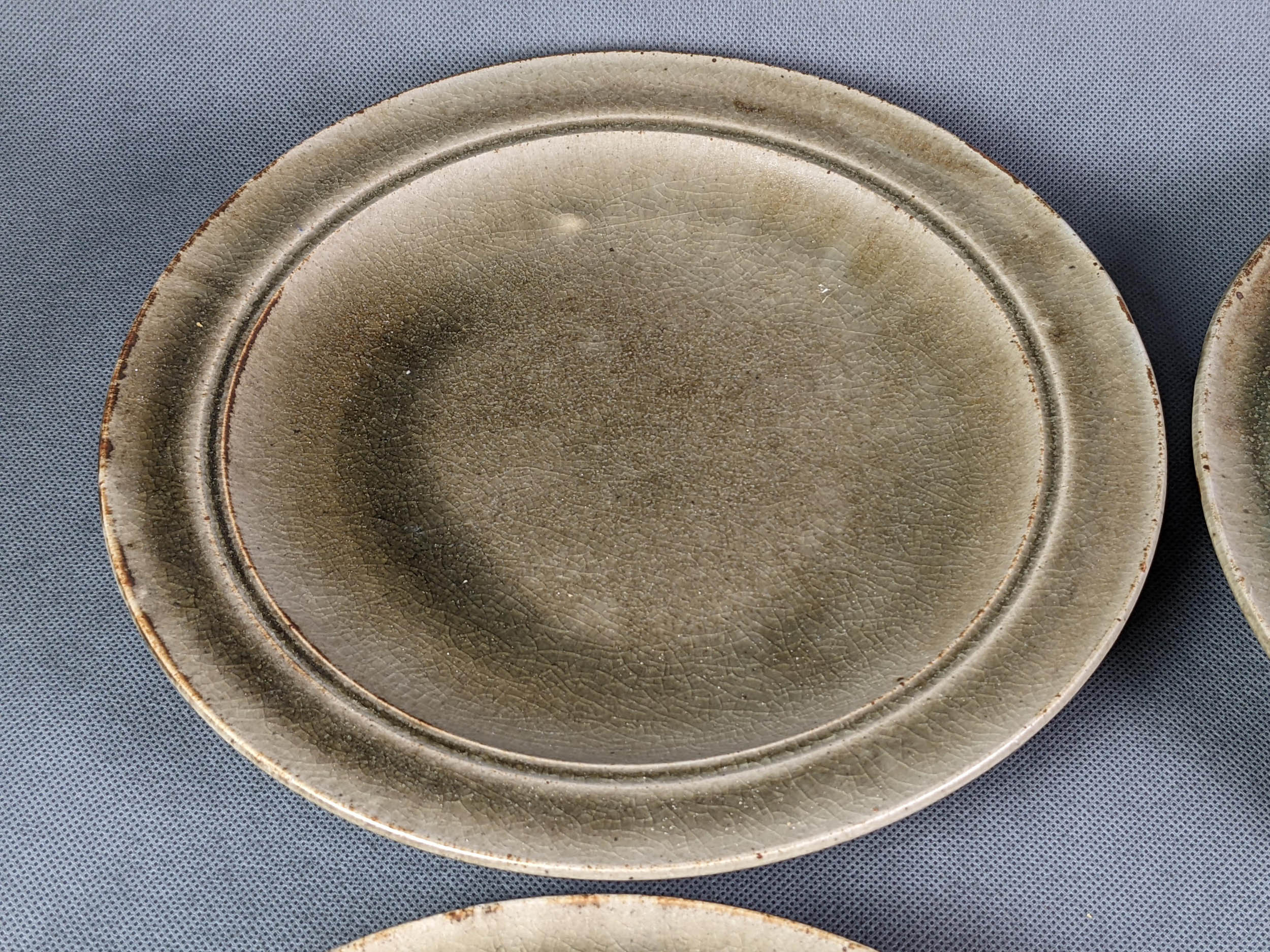 Series of 6 flat plates, blanot stoneware