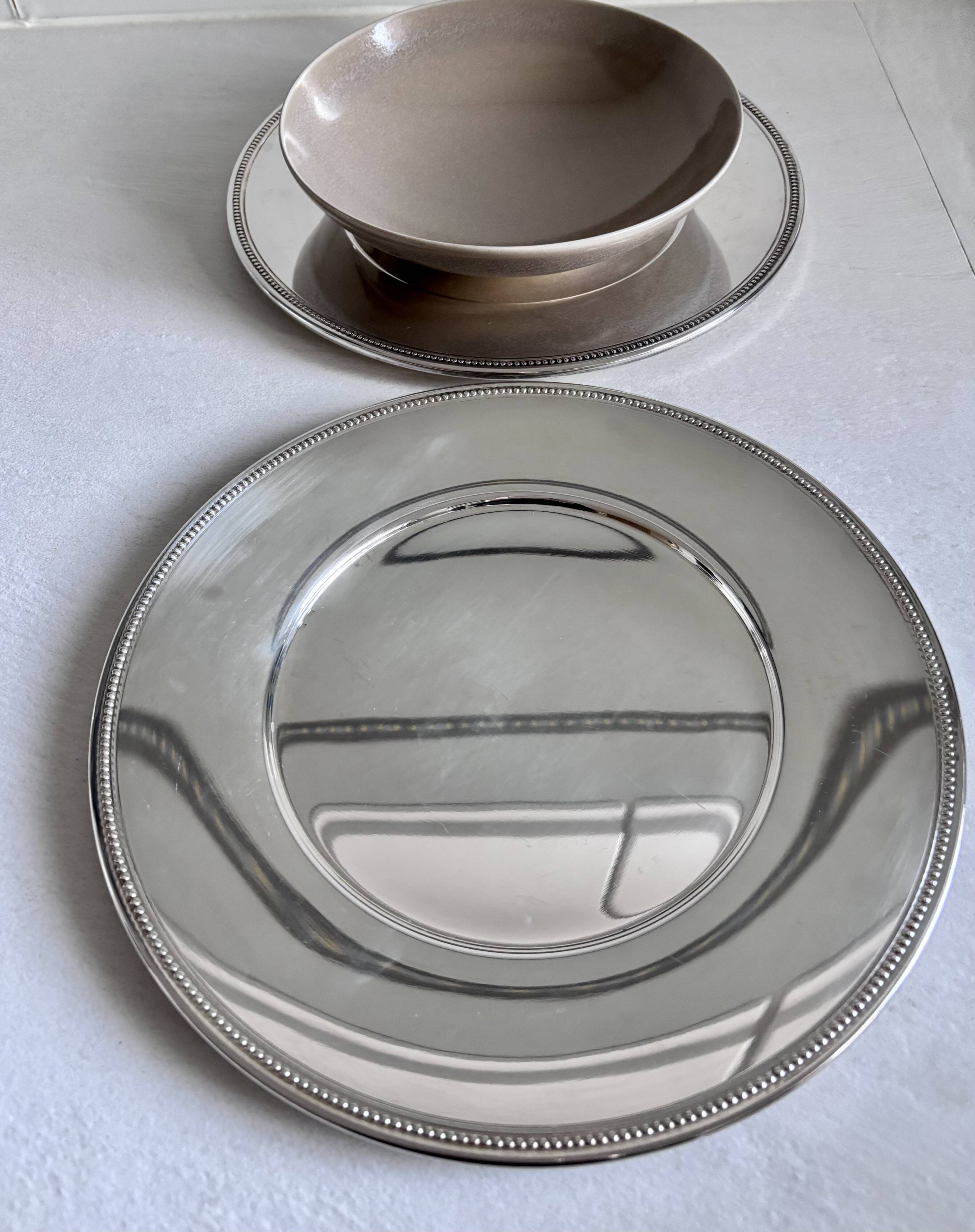 2 silver-plated charger plates, 28 cm in diameter.