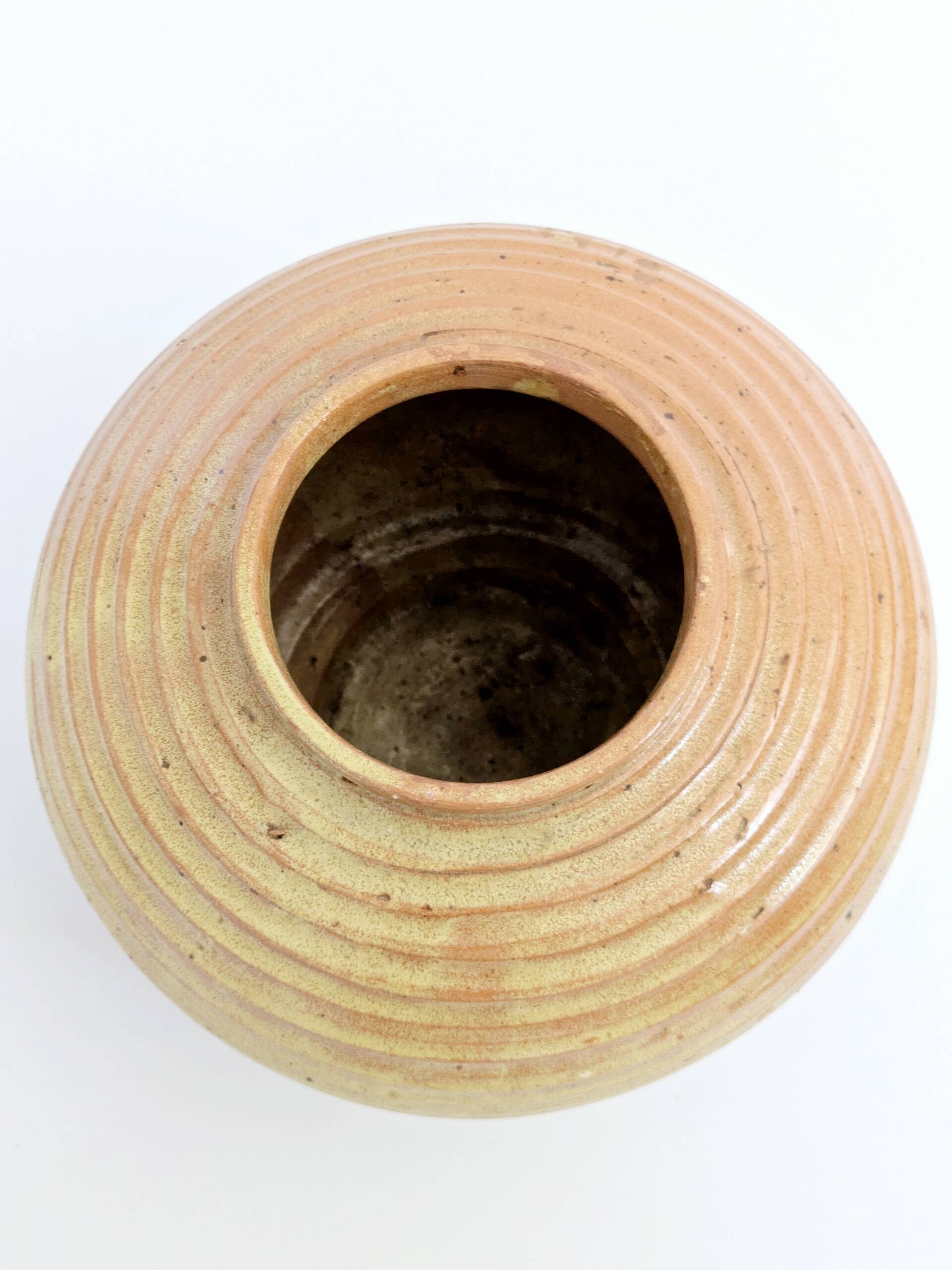 Vase vintage en grès ocre doré, céramique d’artiste signée