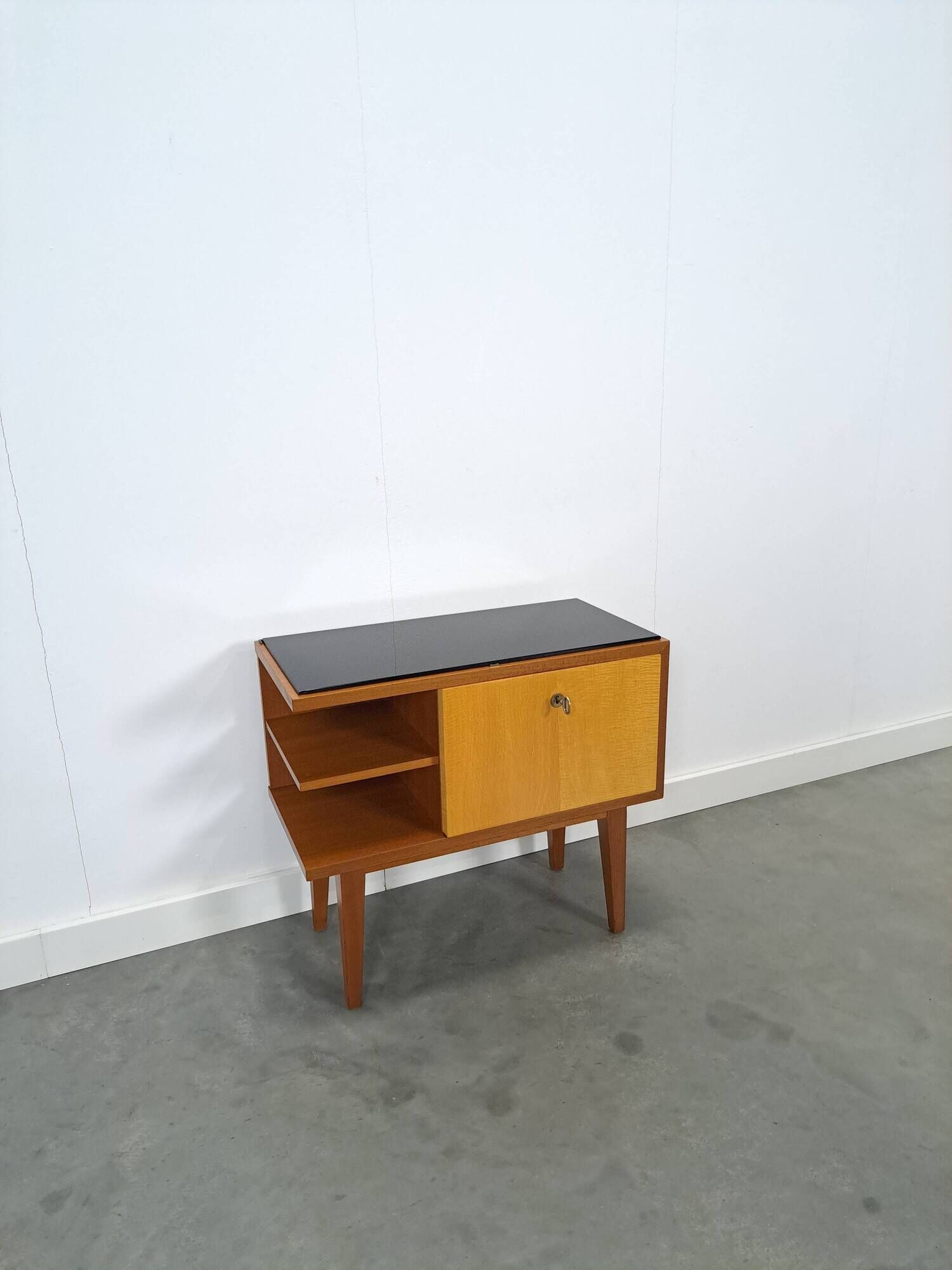 Mid-Century kastje J.D. Freese met klep en zwart opaline glas