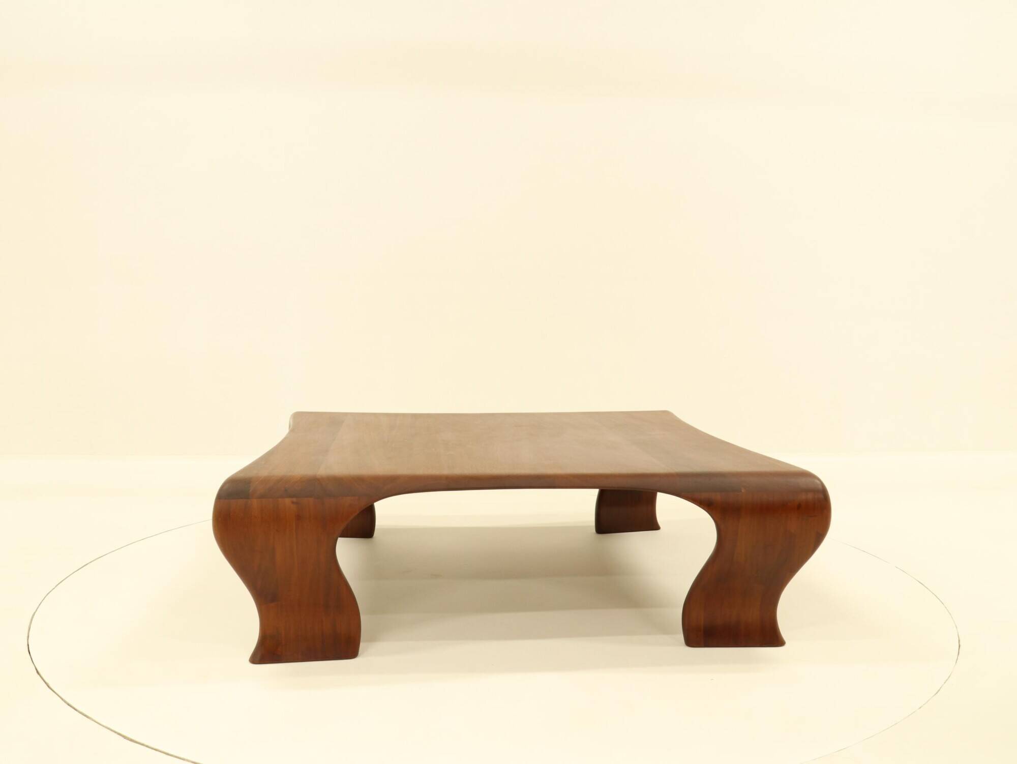 Table basse en Iroko massif par Marc Van Rampelberg