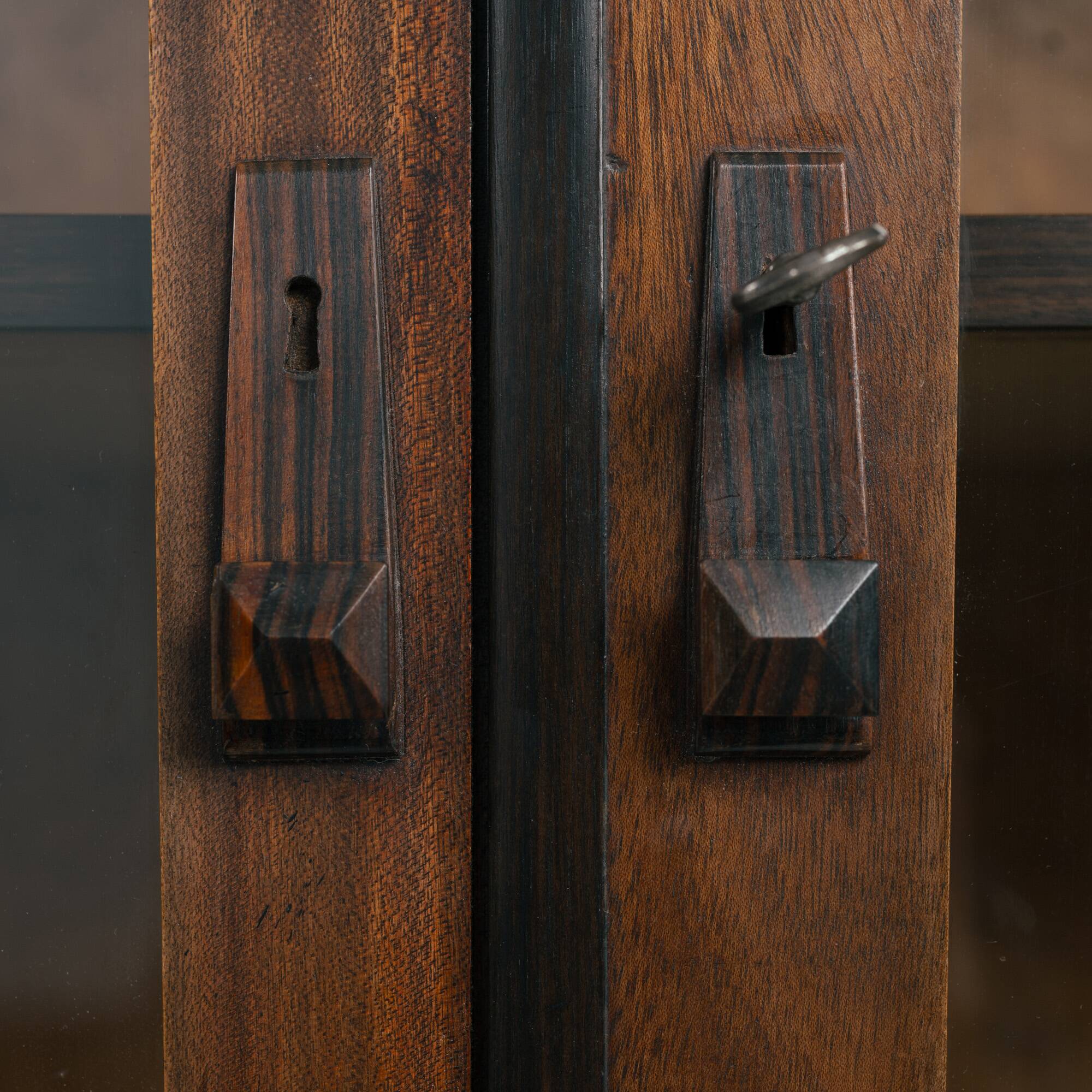Cabinet Art Déco en noyer et érable œil de perdrix de l'école d'Amsterdam avec portes en verre, années 1930