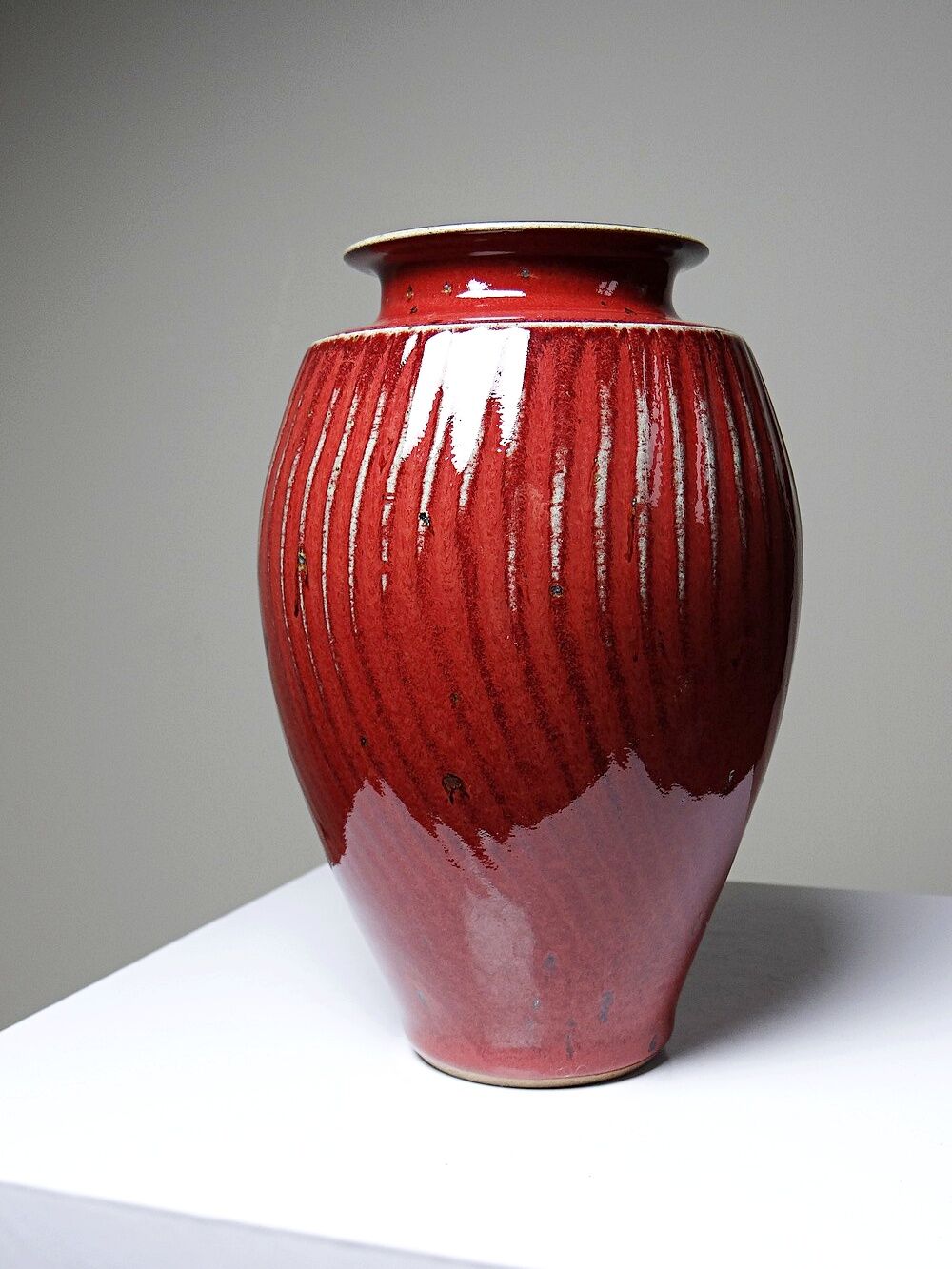 Vase en grès émaillé sang-de-bœuf à côtes, travail d’atelier XXe
