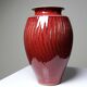 Vase en grès émaillé sang-de-bœuf à côtes, travail d’atelier XXe