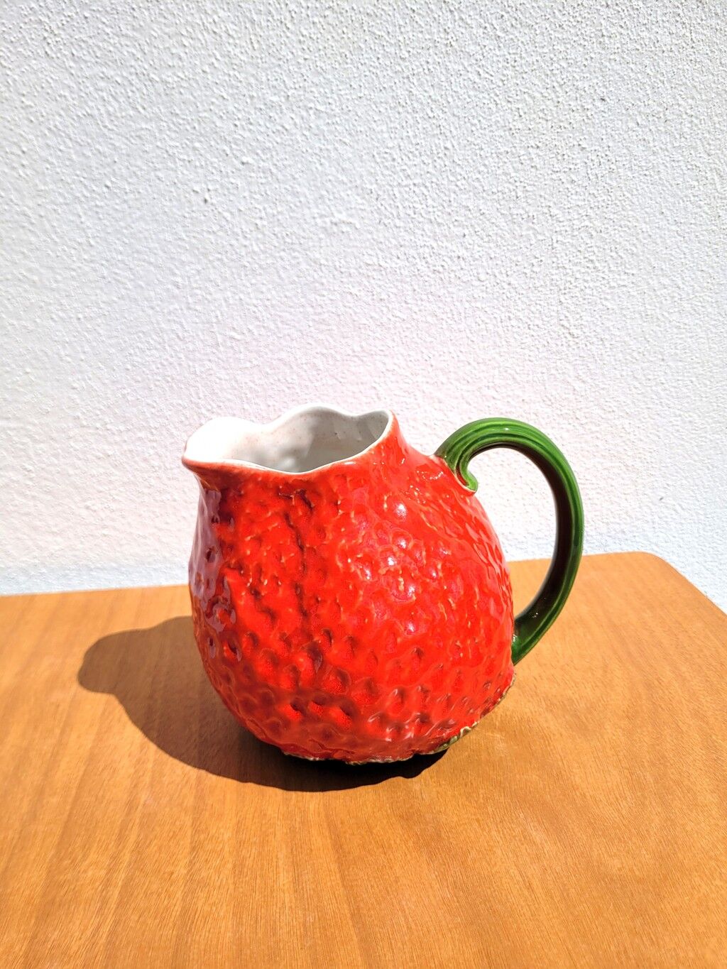 Strawberry jug barbotine Italy