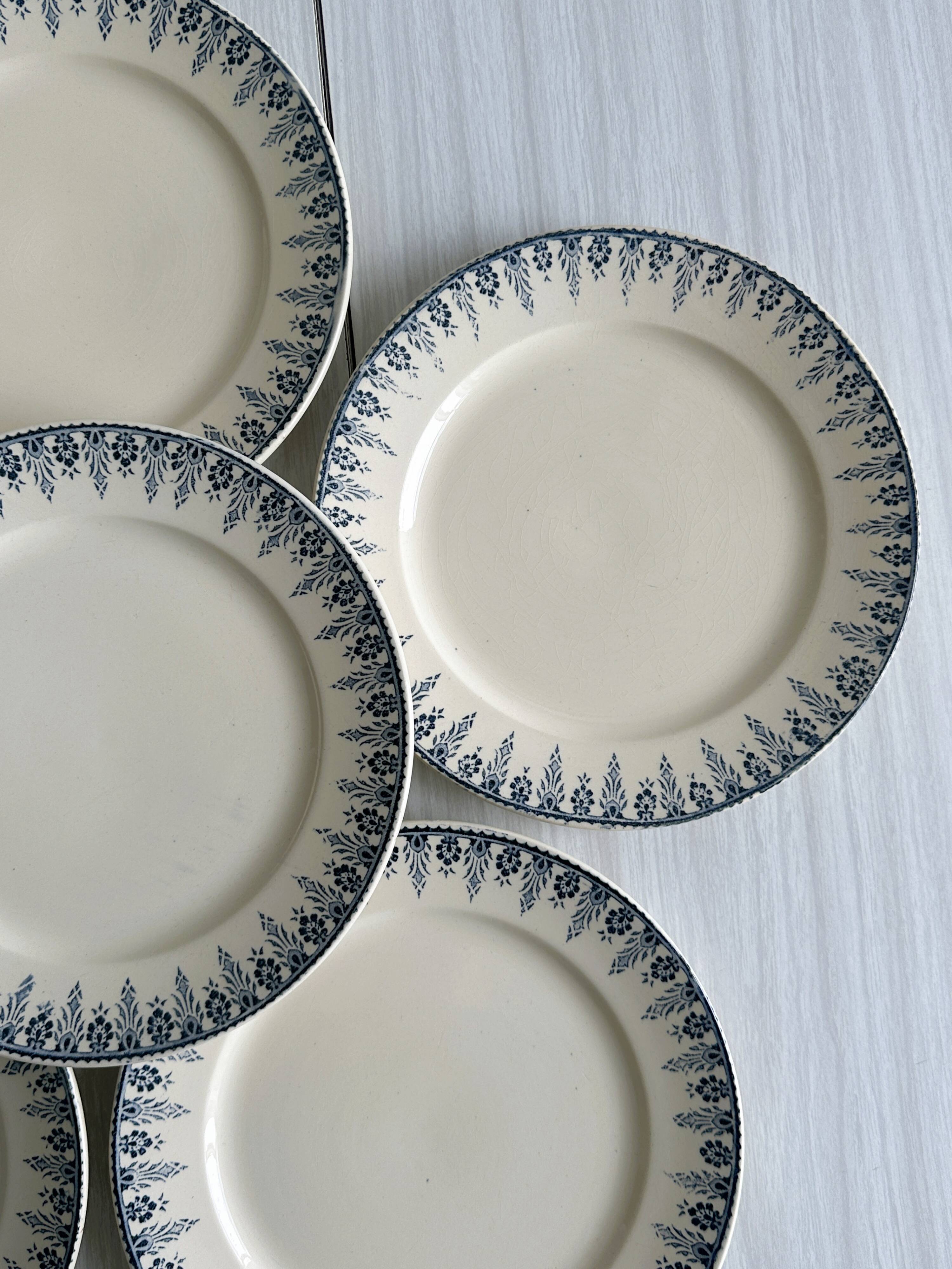 6 flat earthenware plates, blue floral border