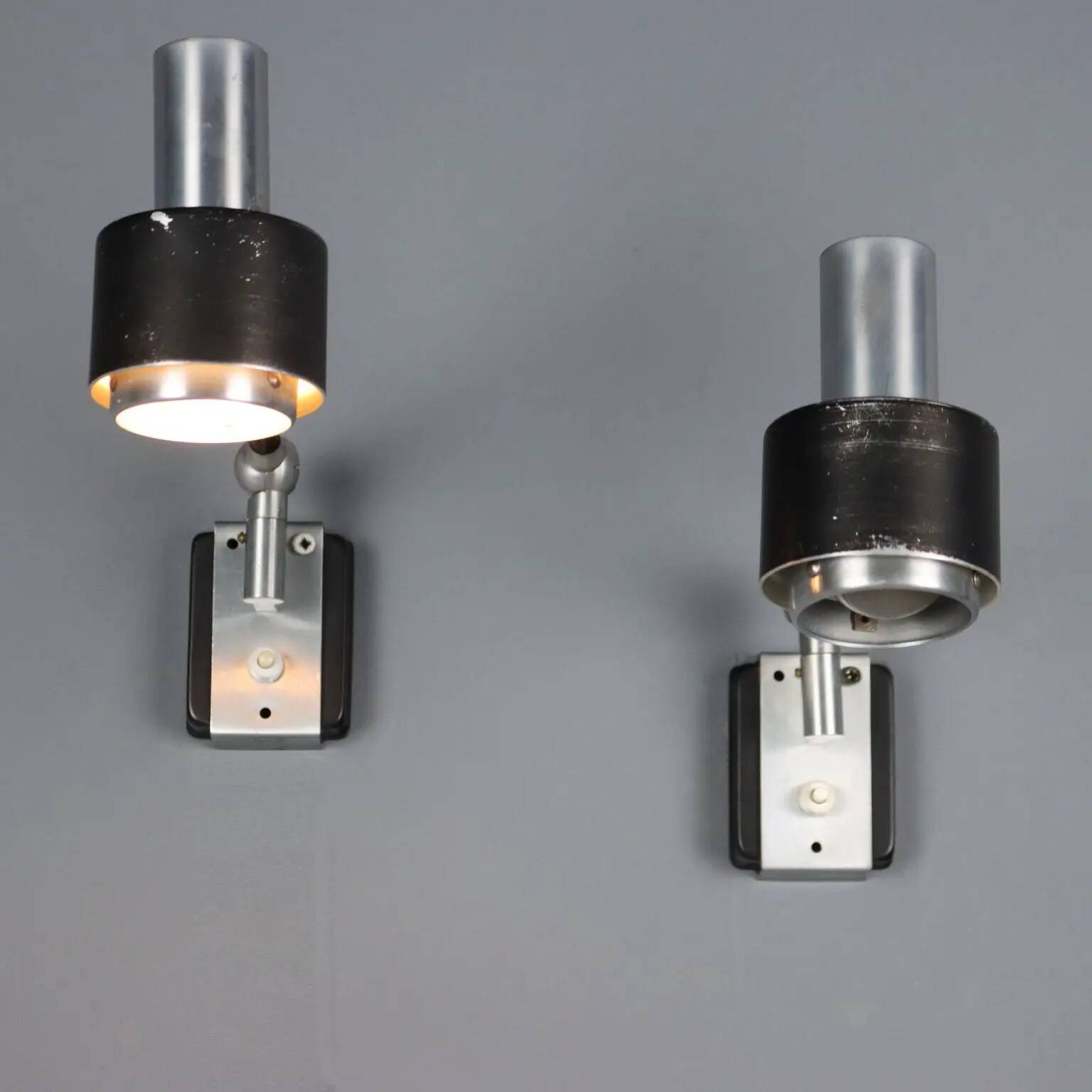 Paire d'appliques murales en aluminium style Stilnovo, années 1960