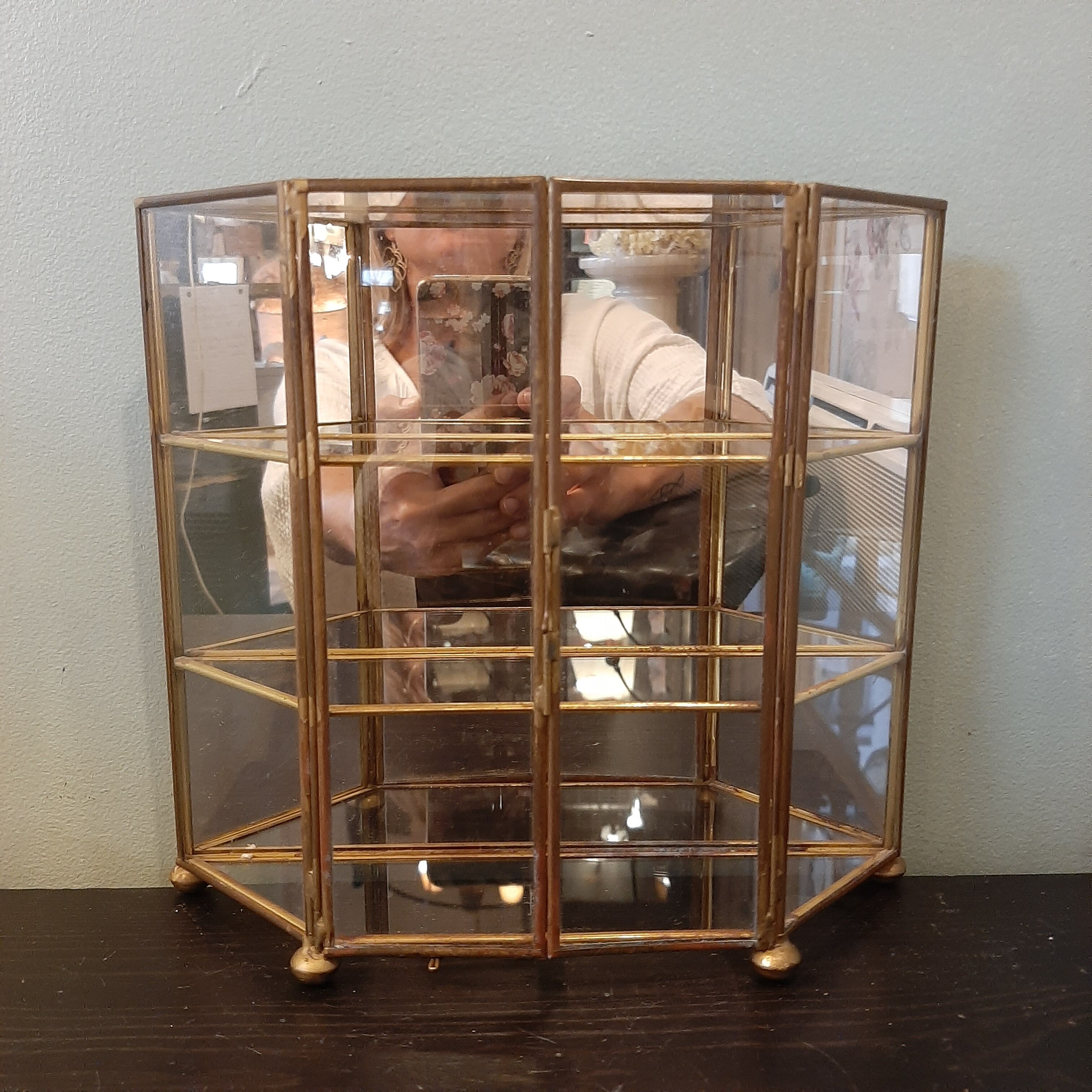 Vitrine miroir en laiton
