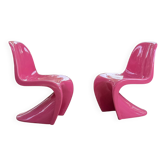 Pair of S-shaped chairs in fuchsia fibreglass – Space Age style