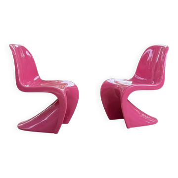 Pair of S-shaped chairs in fuchsia fibreglass – Space Age style