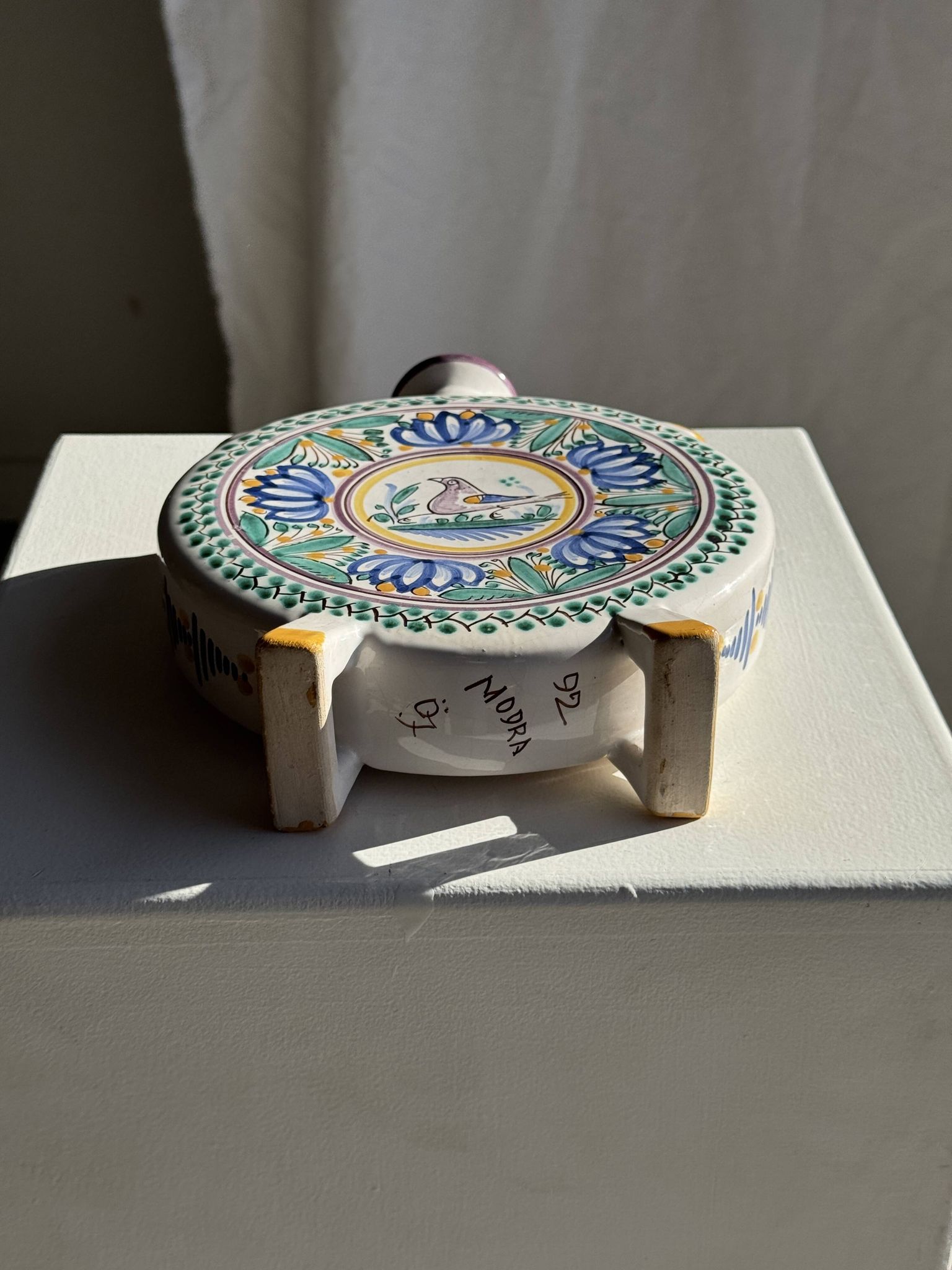 Vintage flat plate in white Modra earthenware, hand-painted.