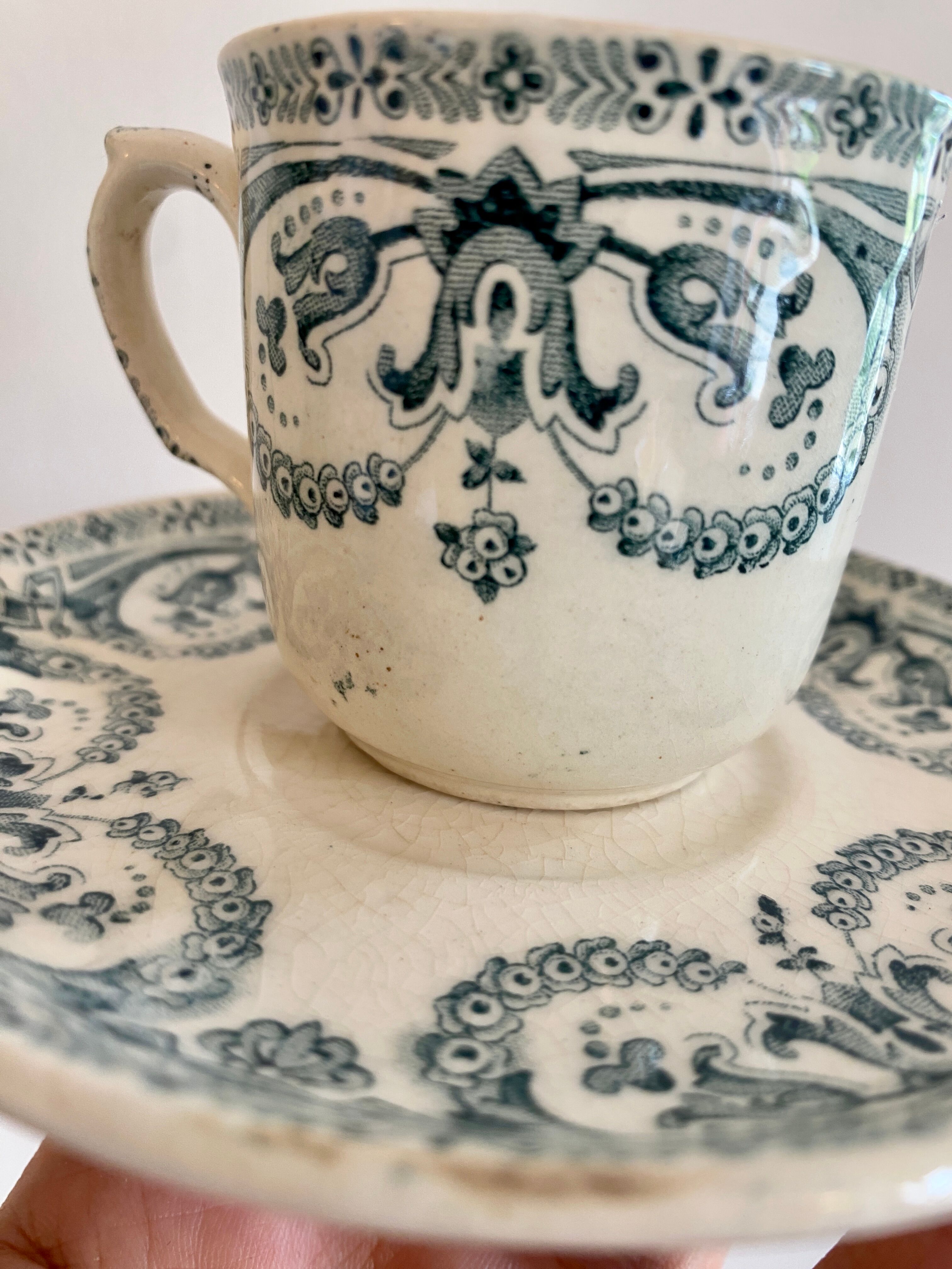 Tasse ancienne en terre de fer modèle guirlande de au planteur de caïffa