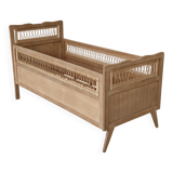 Children's bed in wood and sandblasted rattan from the 1960s.