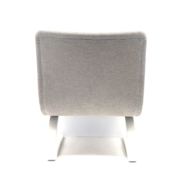 Fauteuil vintage avec base en bois gonflable blanc fait dans les années 70