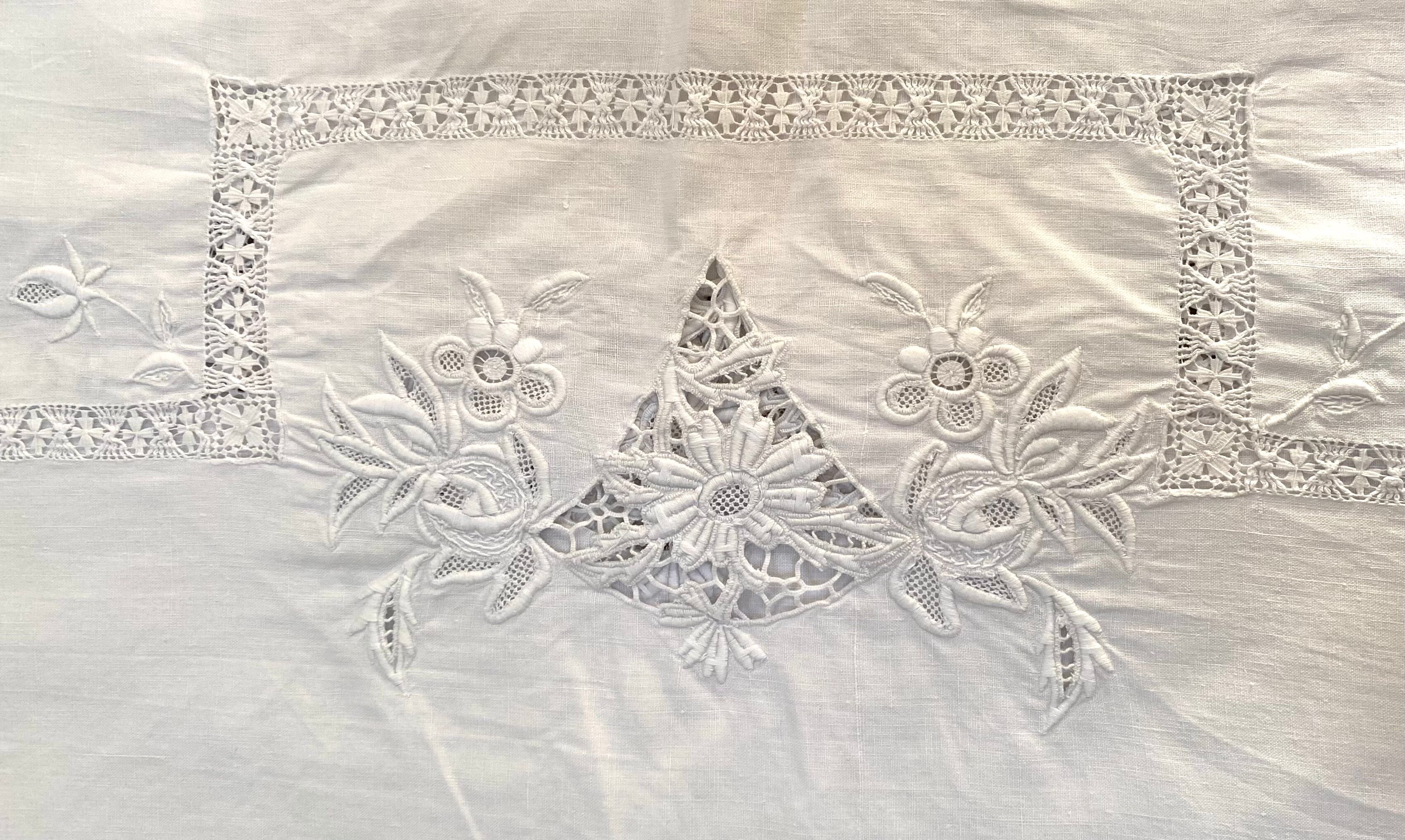 Rectangular tablecloth embroidered 285 x 185 cm