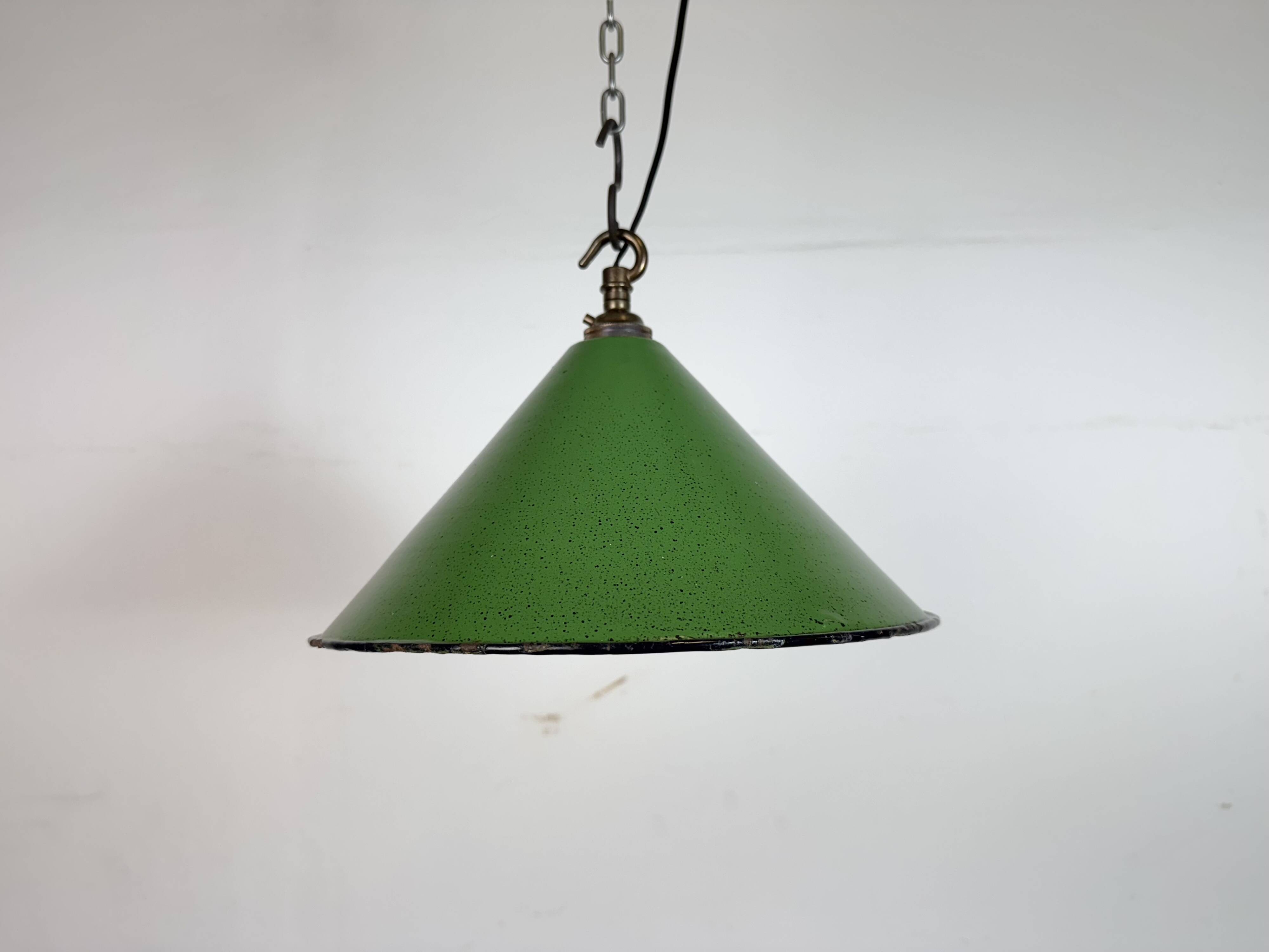 Suspension industrielle en tôle émaillée verte, années 1950