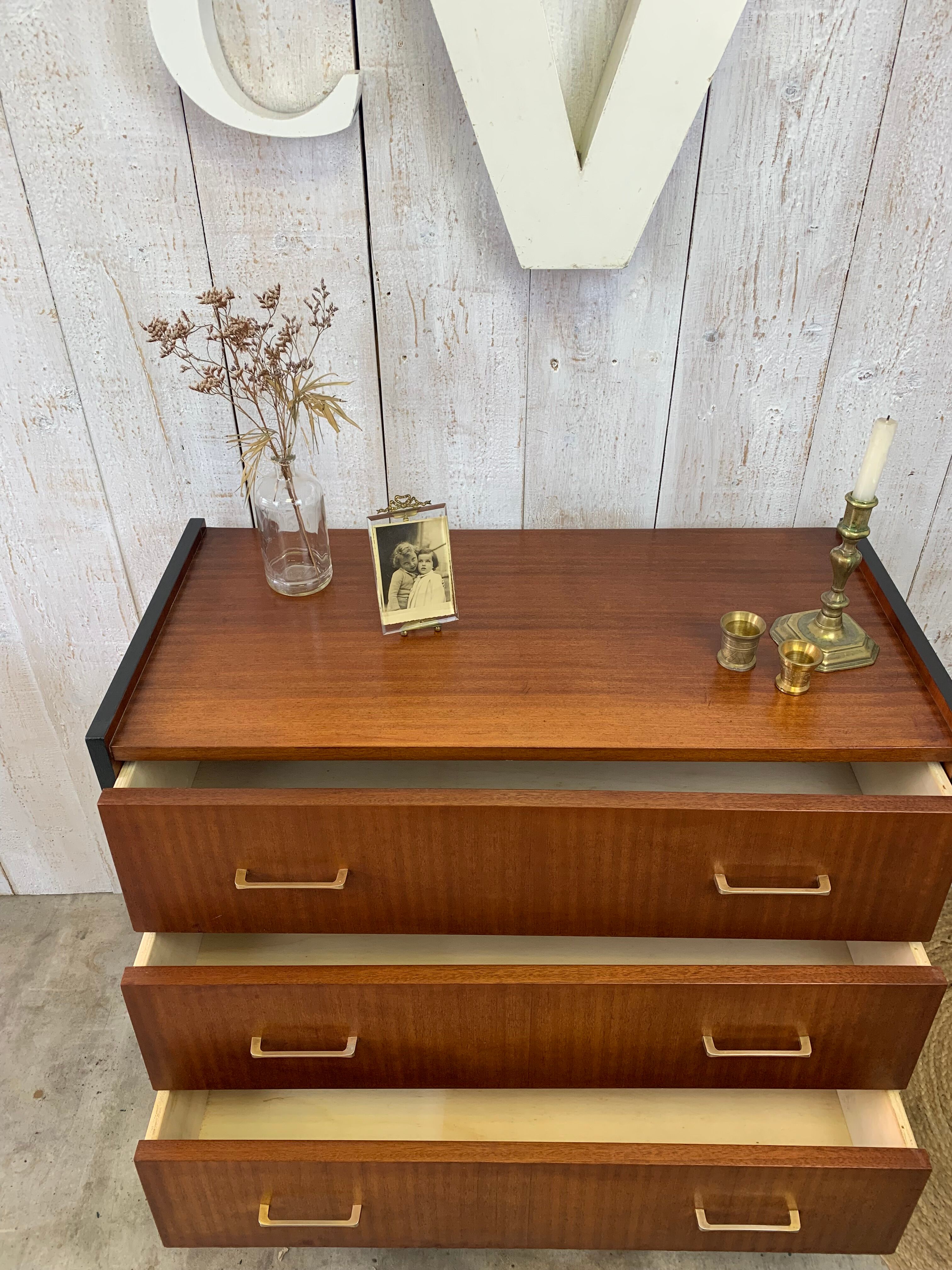 Finned chest of drawers
