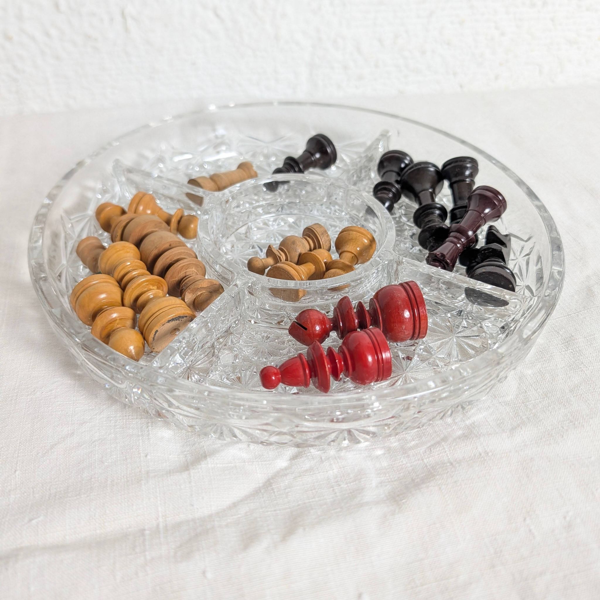 Round glass moulded aperitif plate with compartments