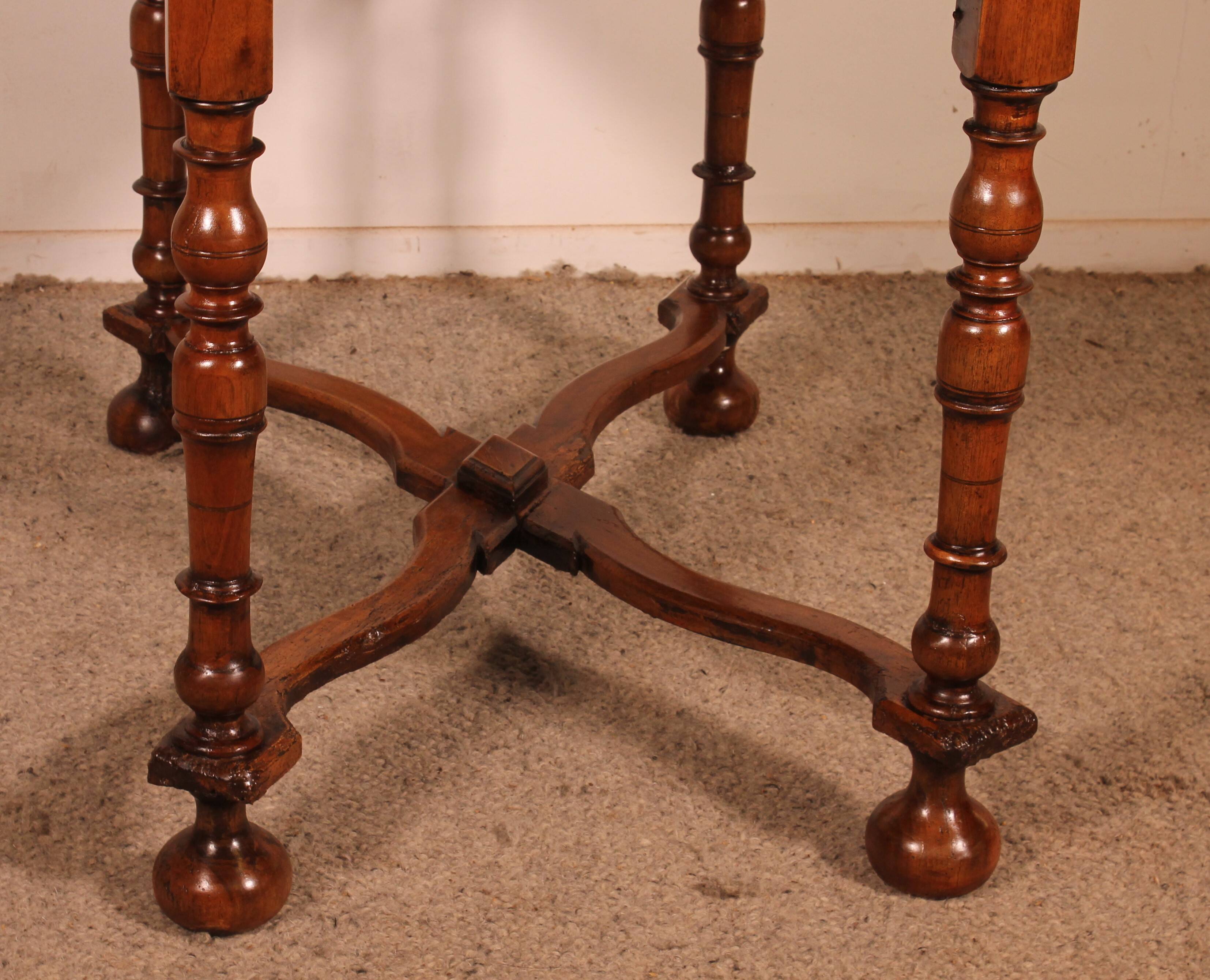 Louis XIV Table in Walnut - 17th Century