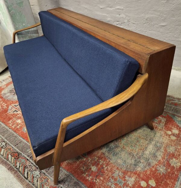 Sofa-lit convertible en teck danois avec compartiment pour dossier, années 1960.