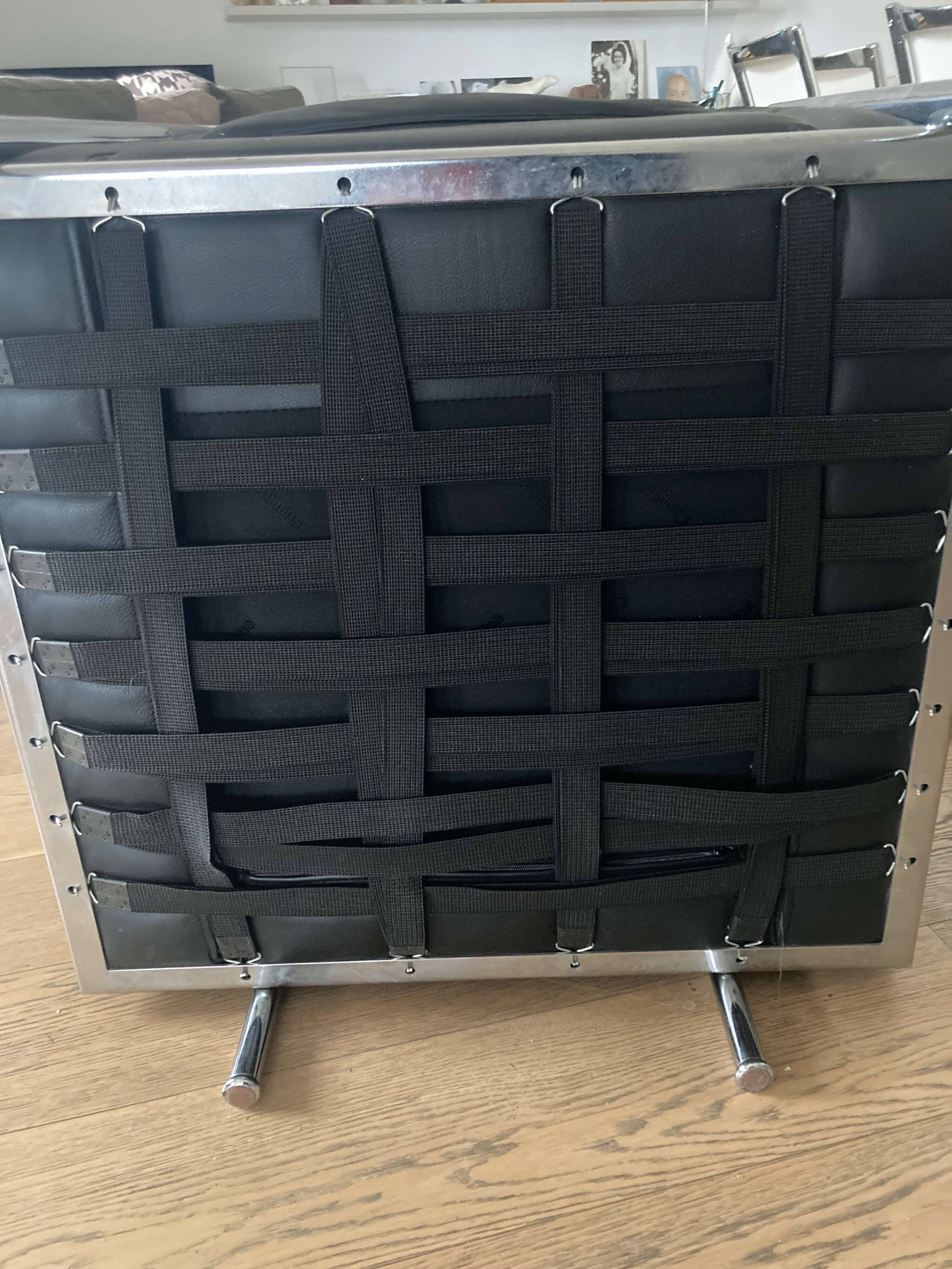 Le Corbusier LC2 armchair in black leather