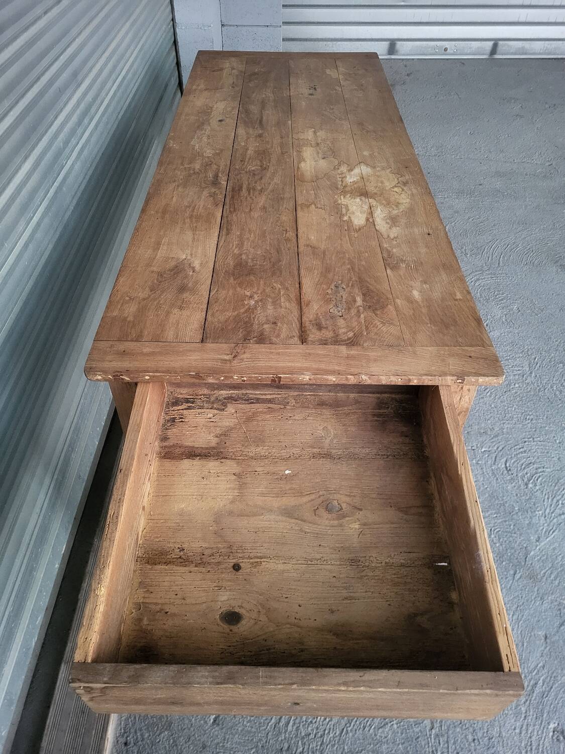 Old farmhouse table in solid oak with dowels.
