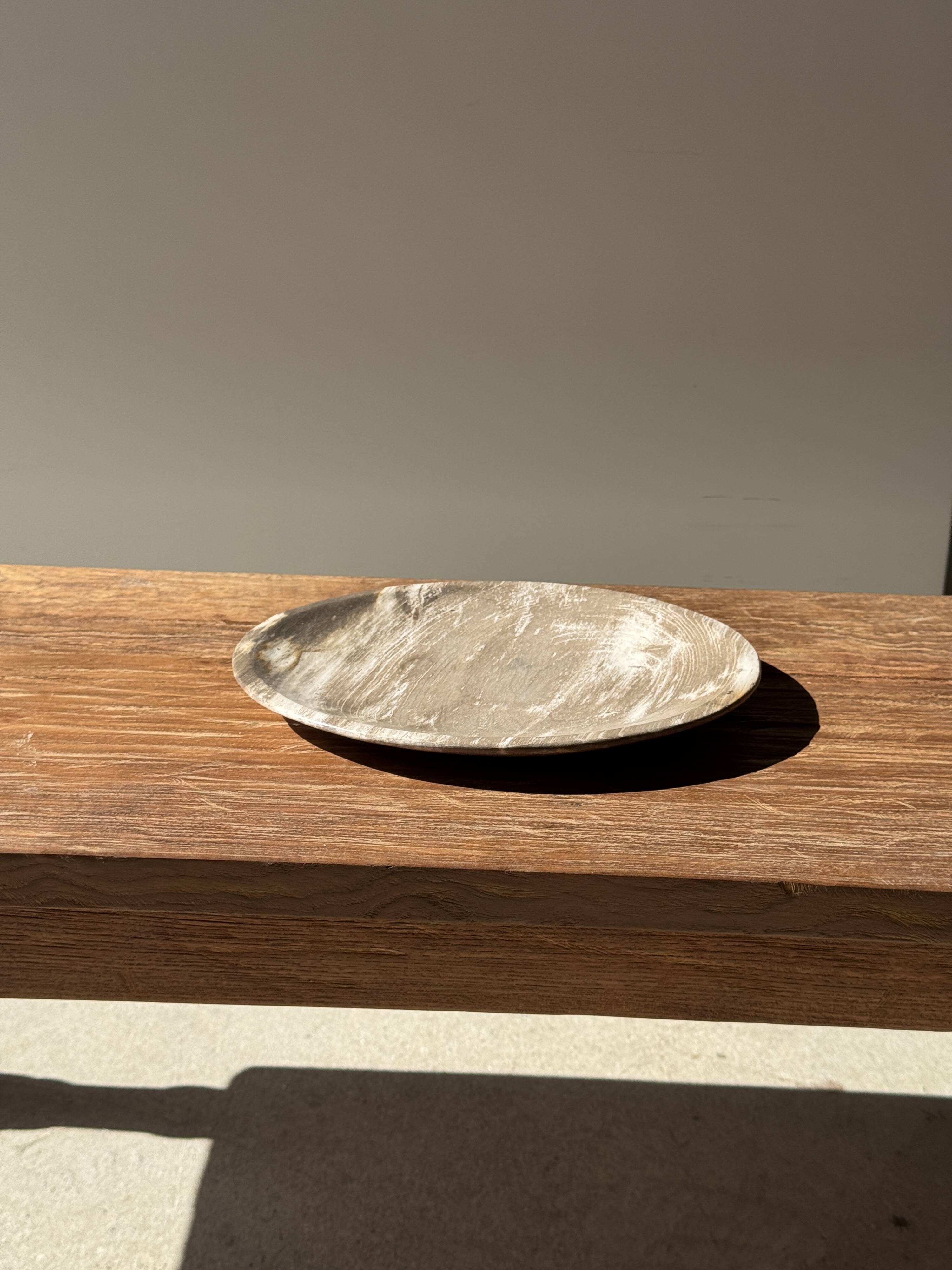 Petrified wood vide poche, circular dish or plate in light beige D25.