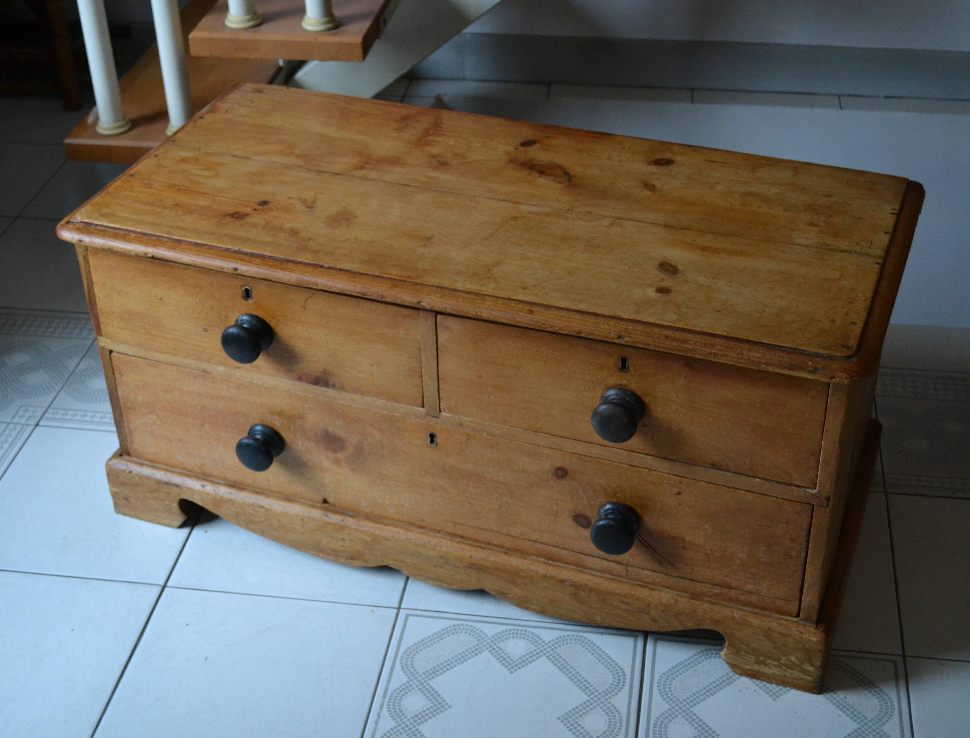 Commode style anglais en pin