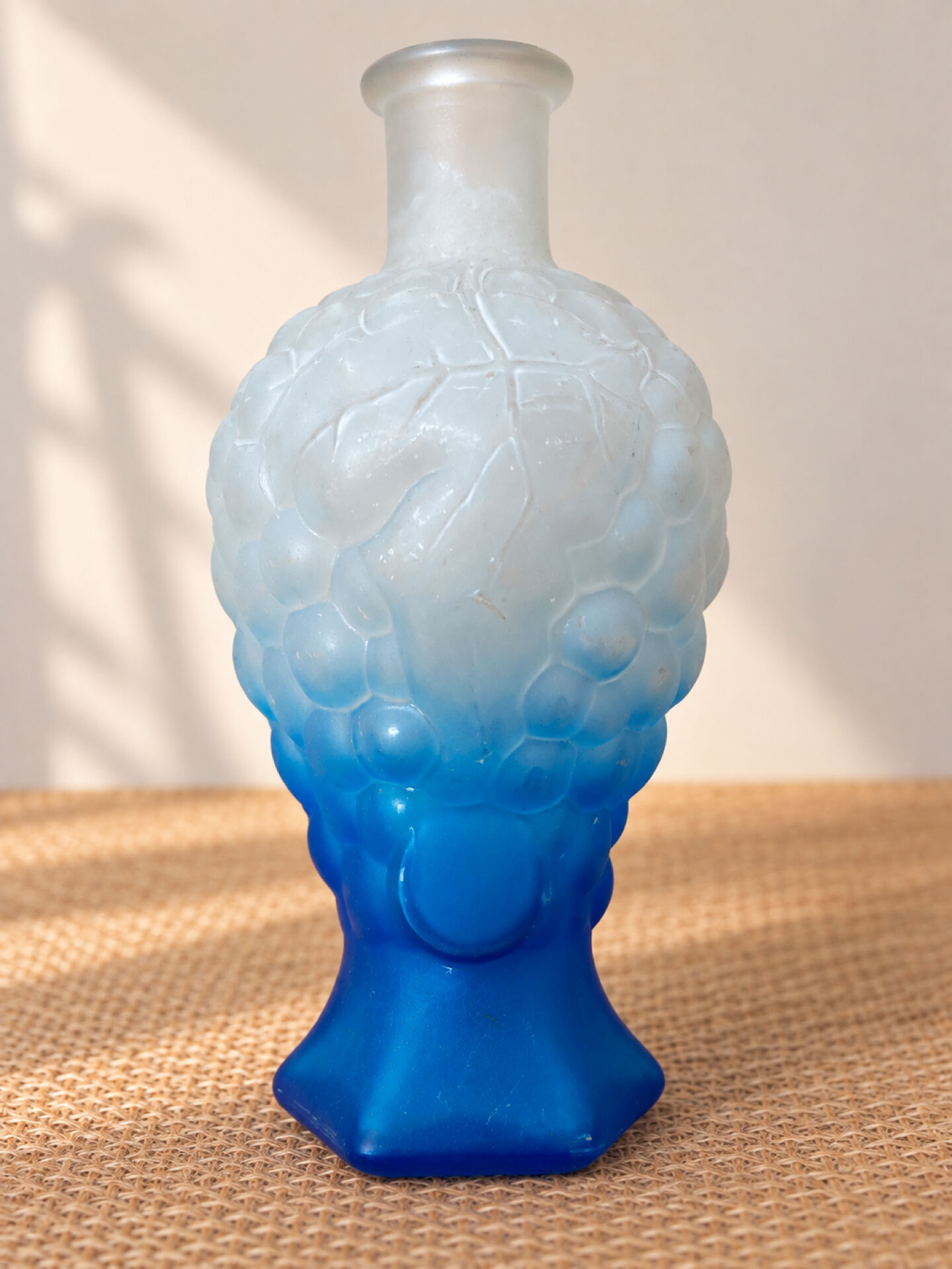 Flacon vintage en verre dépoli bleu à décor de grappes de raisin