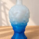 Flacon vintage en verre dépoli bleu à décor de grappes de raisin