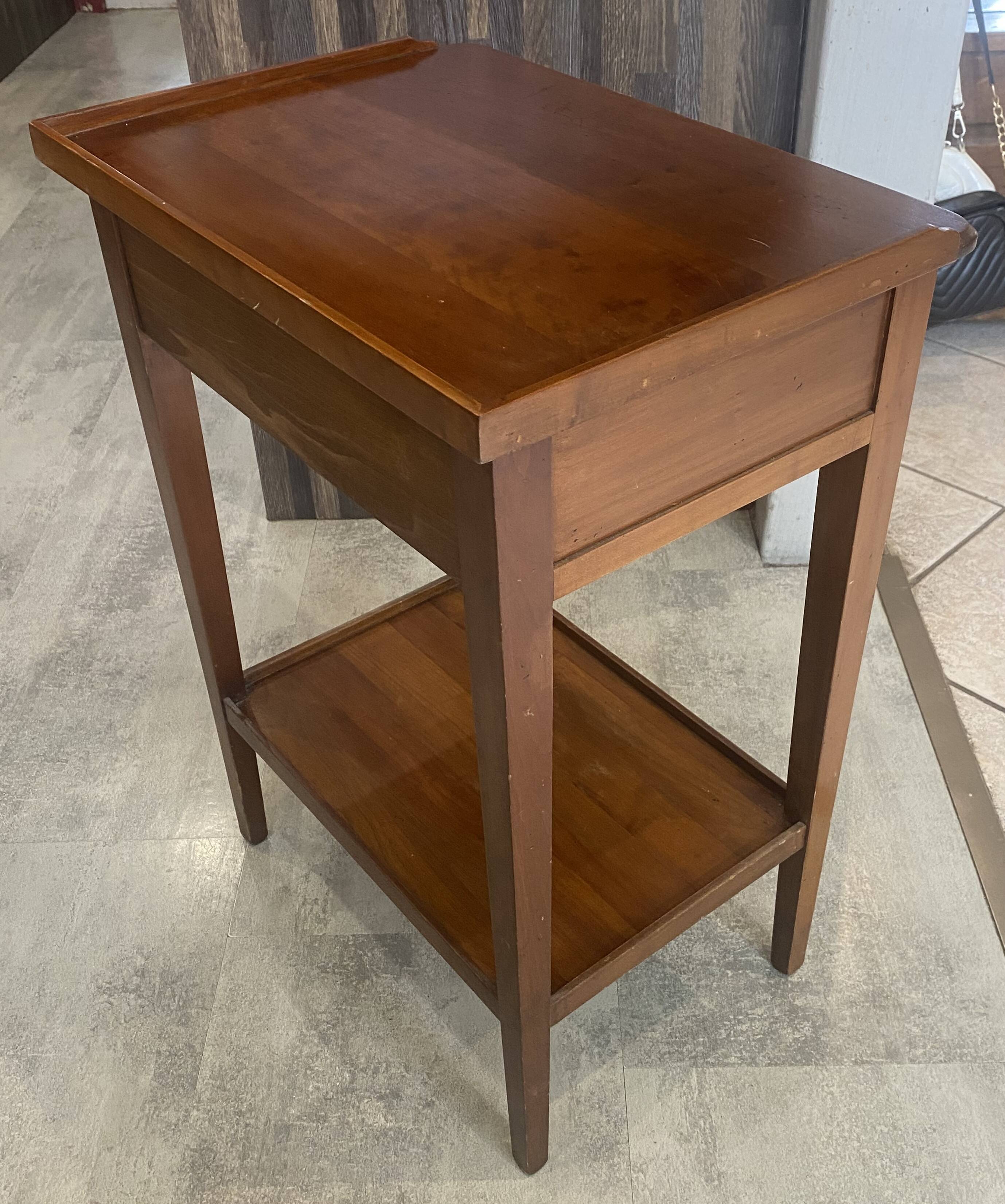 Table d’appoint 2 tiroirs merisier 1950