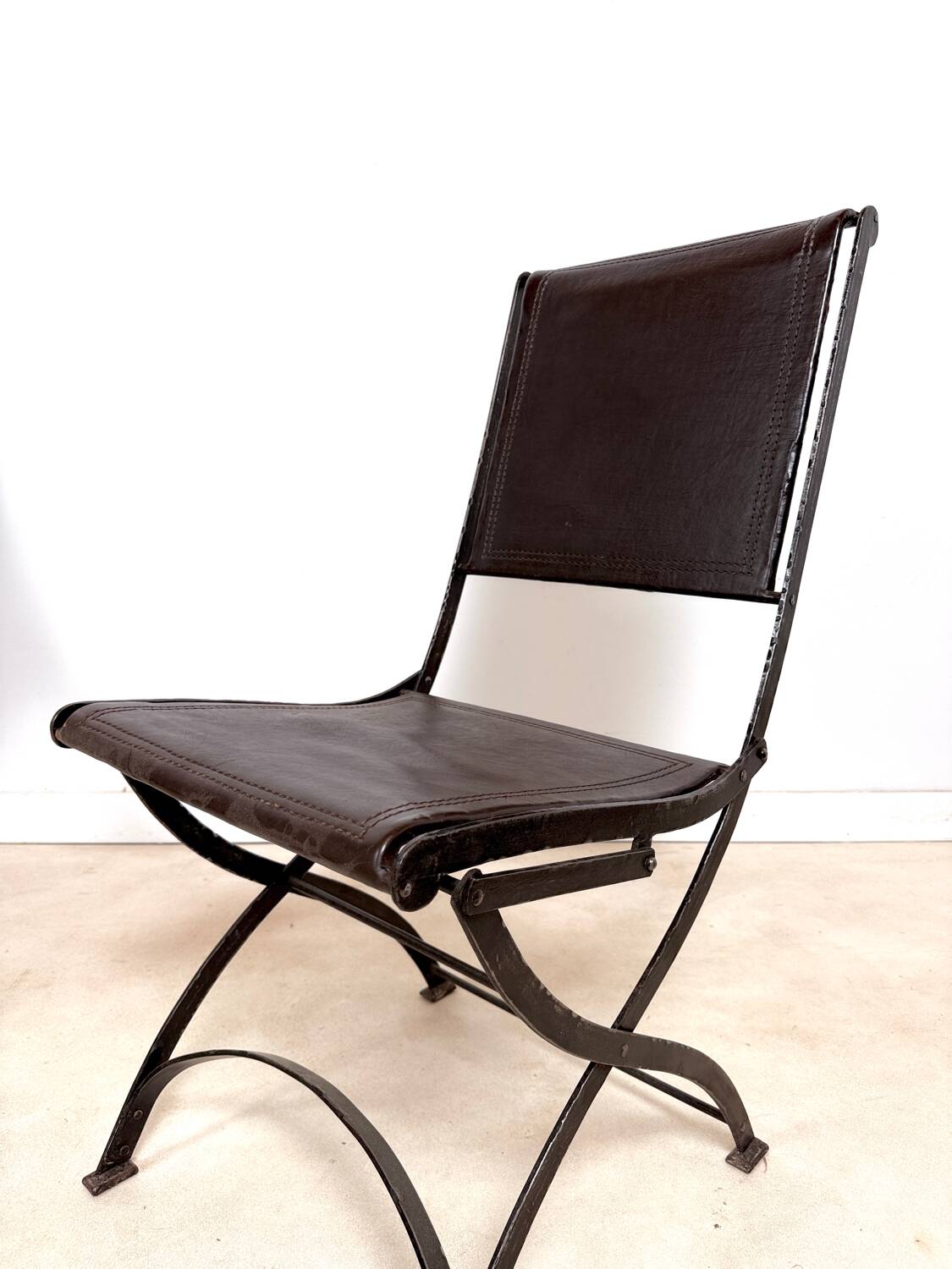 Ensemble de 2 chaises pliantes anciennes en fer forgé et cuir