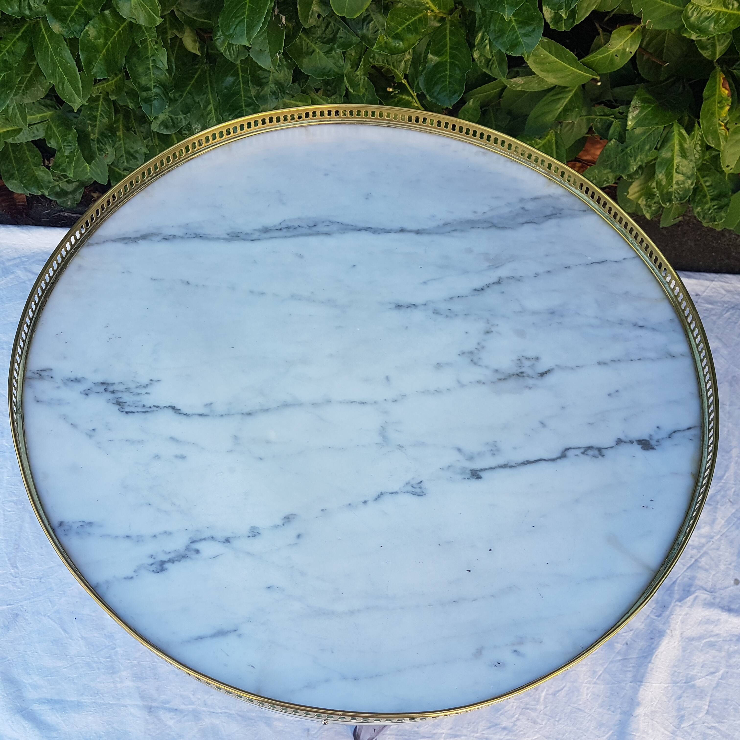 Louis XVI-style boiler table on marble