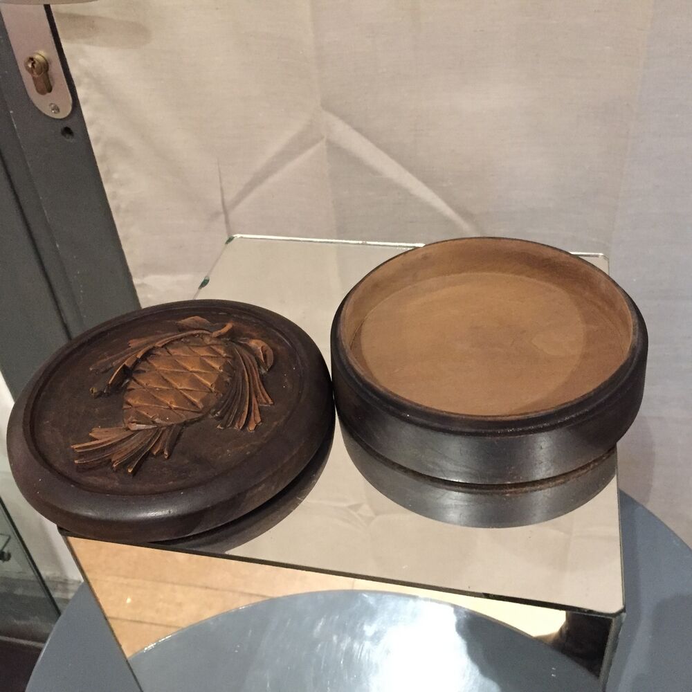 Boîte décorative en bois pomme de pin signée C Hauler