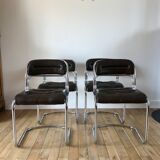 ensemble composé d'une table en chrome et verre fumé et ses 4 chaises tubulaires en chrome et skaï a