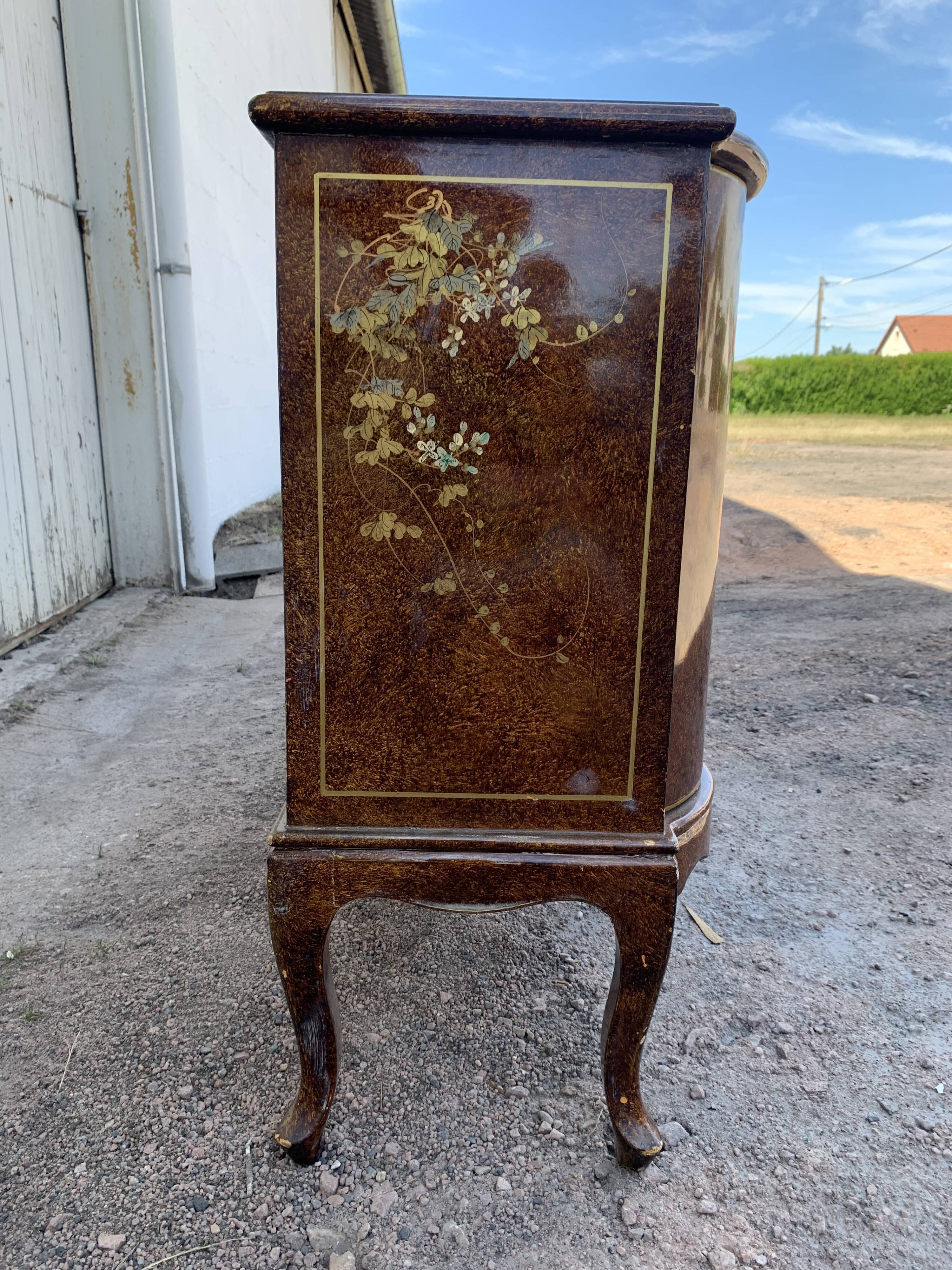 Venetian chest of drawers