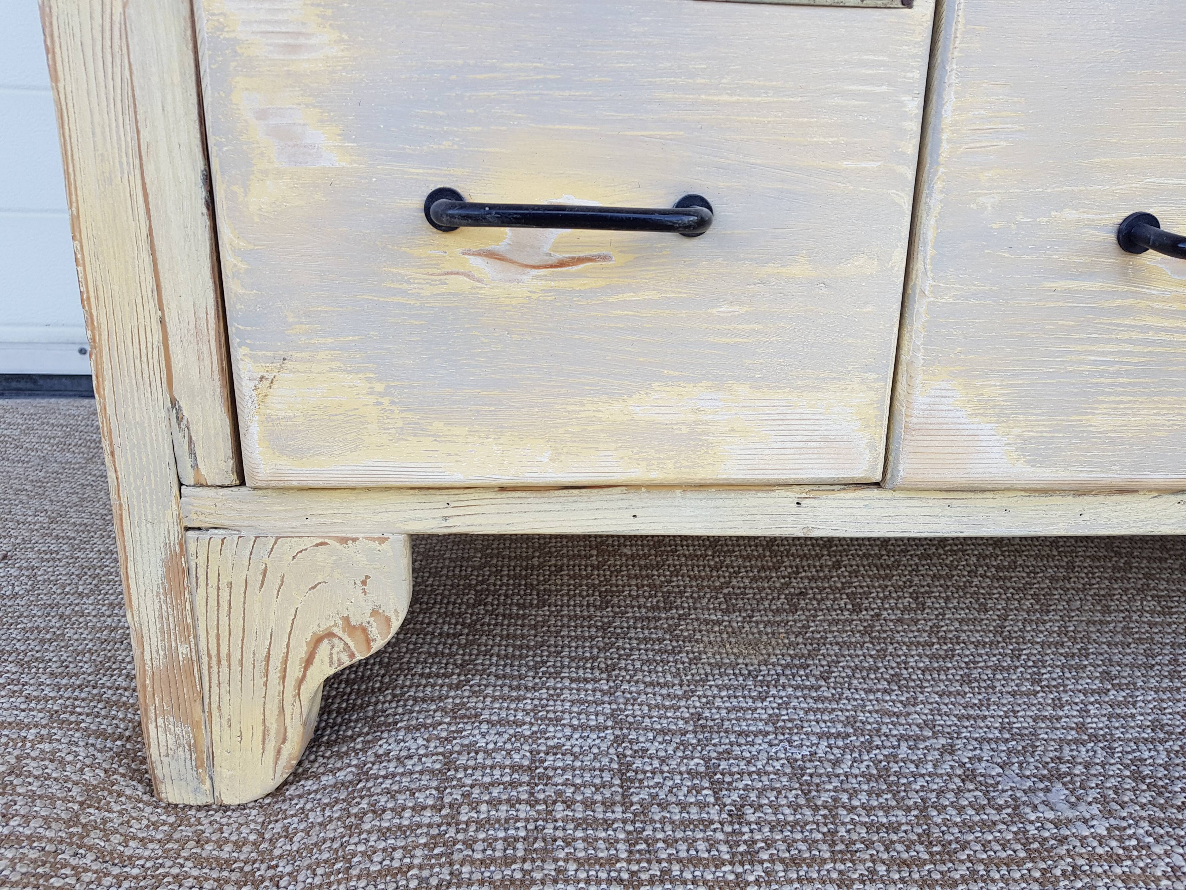 Old-trade furniture with "Grainetier" drawers