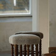 Un tabouret hexagonal en chêne, siège réhabilité en laine d'agneau, design danois des années 1950