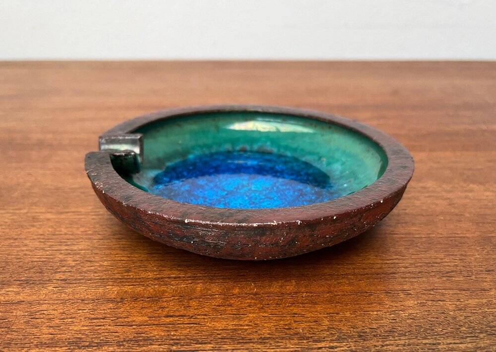Ashtray or bowl in brutalist studio pottery by Gerhard Liebenthron, mid-century, 1960s, 1968.