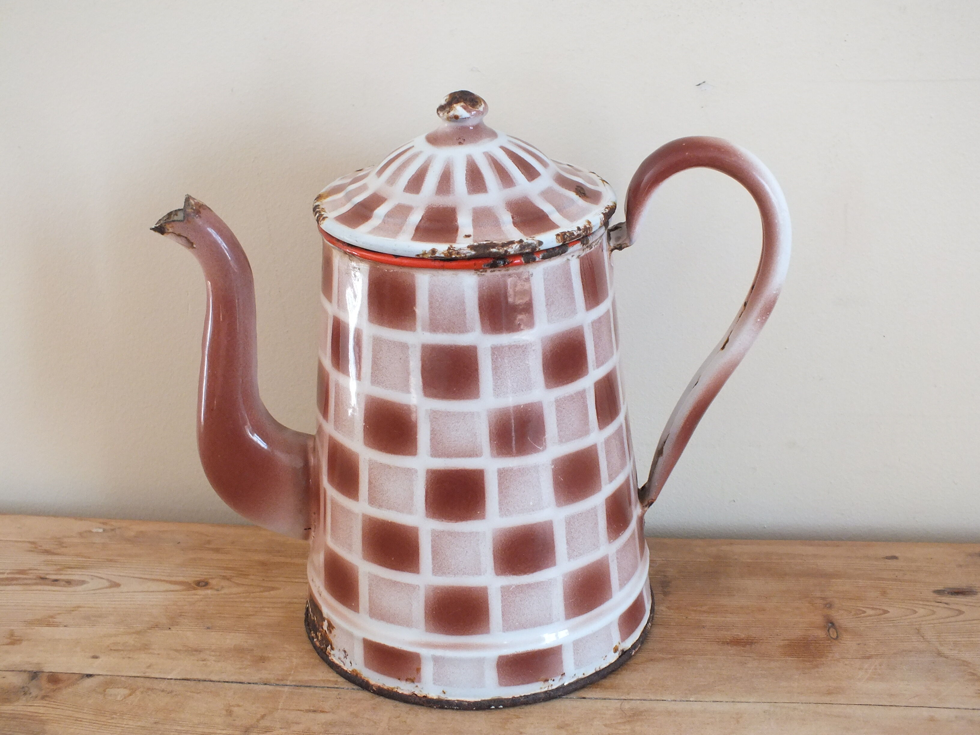Enamelled coffee maker 20s, brown checkerboards