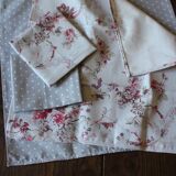 Un lot de 8 serviettes de table gris bleu Pois Fleurs roses