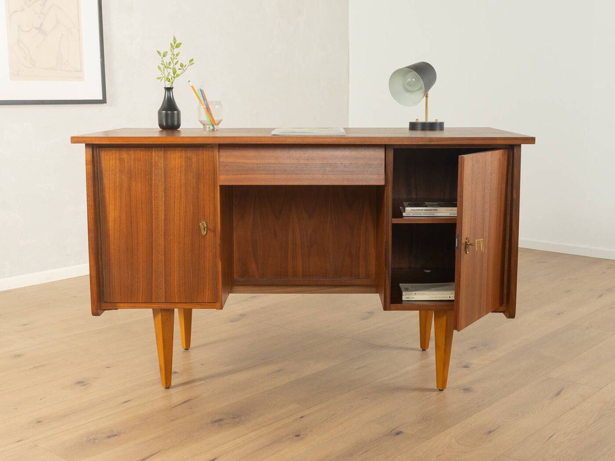 Bureau classique autoportant des années 1950, en placage de noyer.