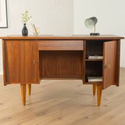 Bureau classique autoportant des années 1950, en placage de noyer.