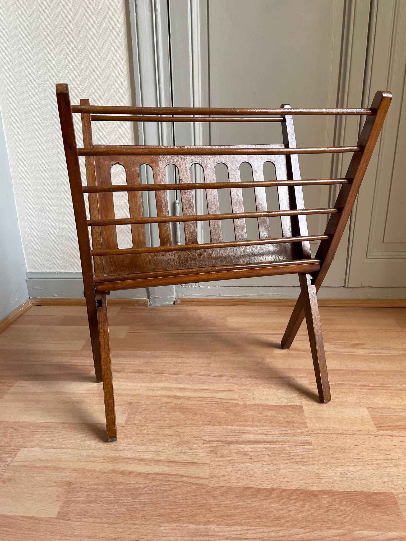 Foldable Scandinavian magazine holder