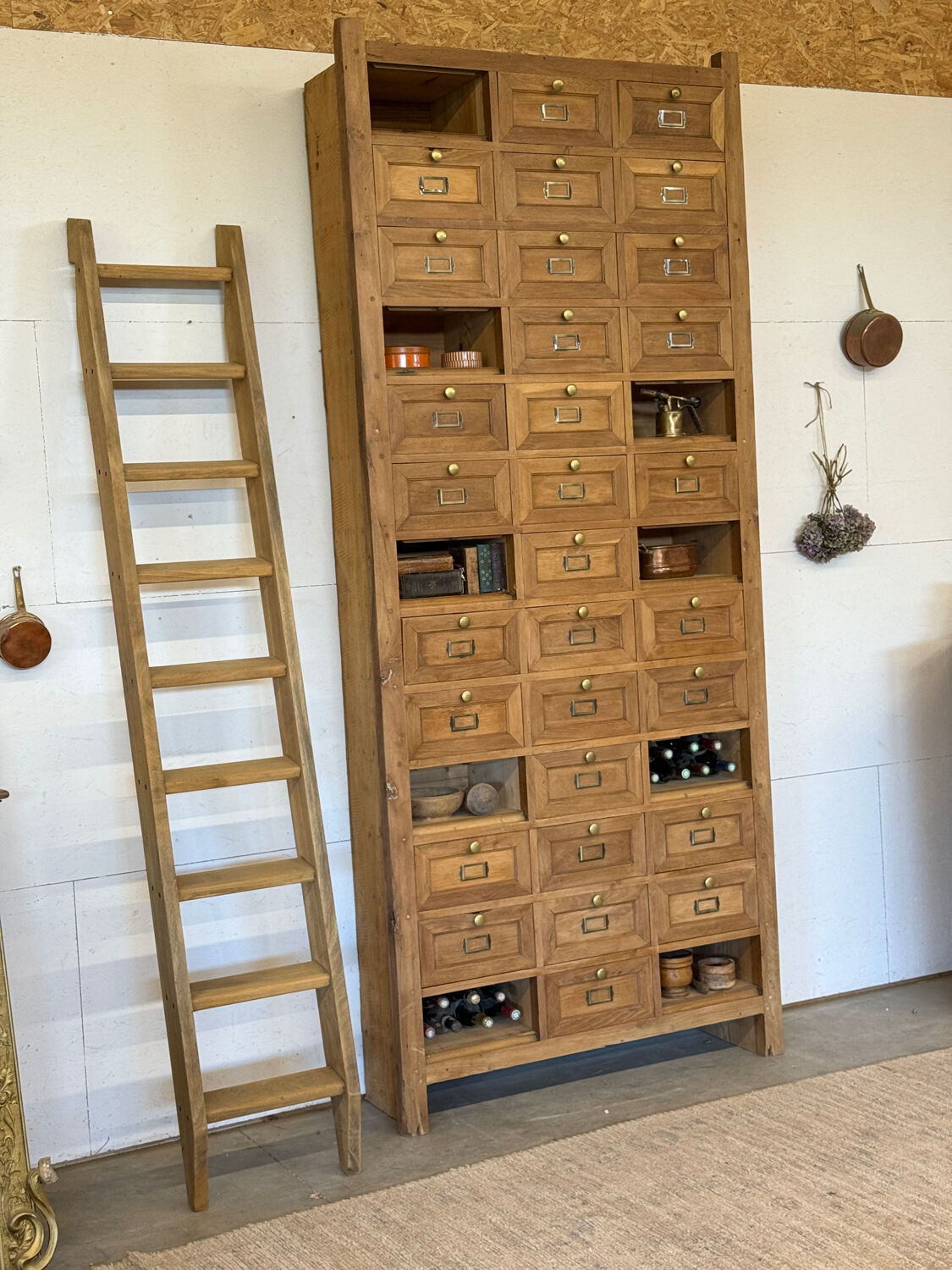Notary cabinet with drawers